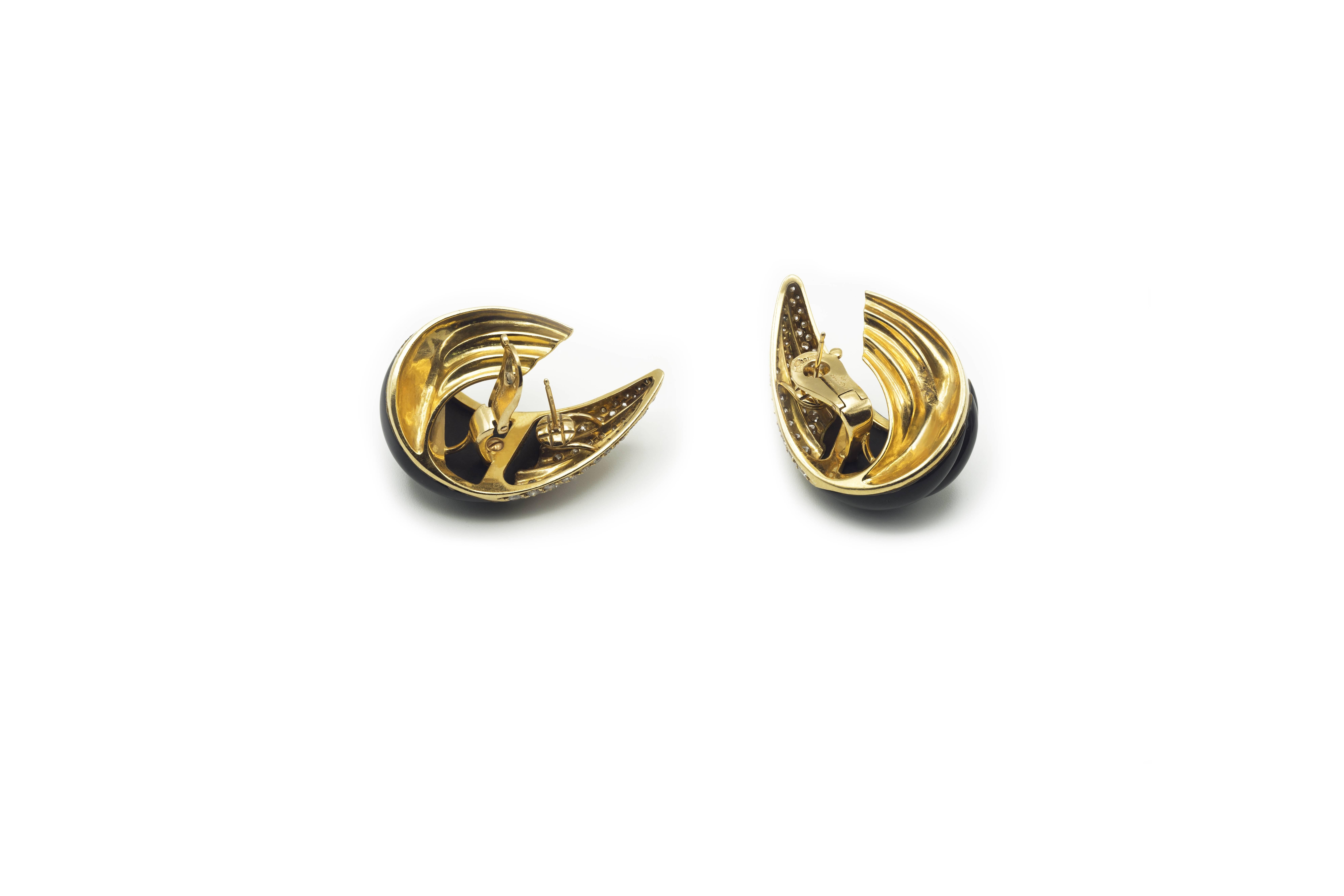 FRED Paris earrings, in yellow gold, set with onyx and diamonds on the top part. 
Signed. 
(41,1 grs)