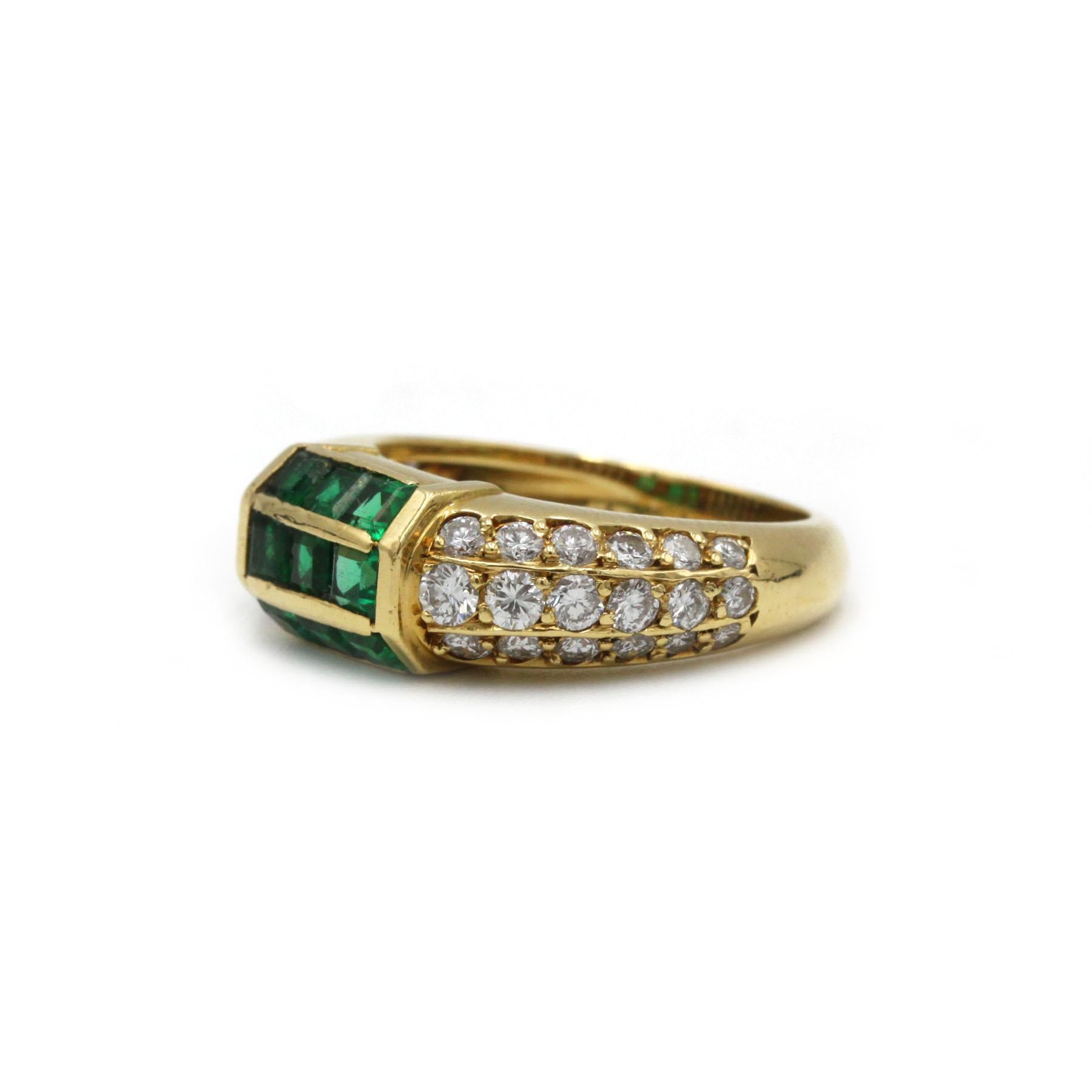 Moderniste Bague FRED en or jaune avec émeraudes et diamants en vente