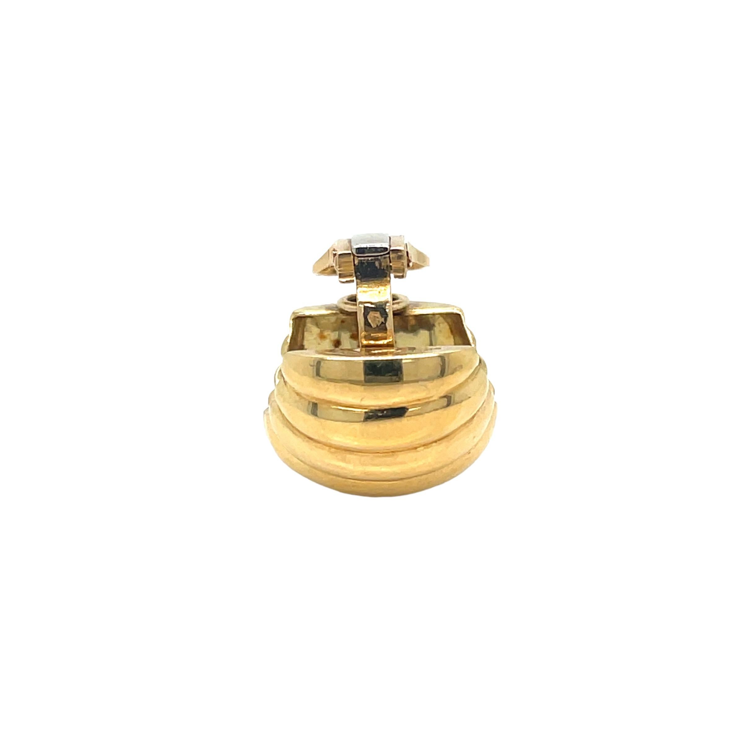 Pair of earrings produced by Maison Fred in the 1970s. In 18 kt yellow gold, they do not have a pin but can be added on request.

CONDITION: Pre-owned - Excellent 
METAL: 18k Yellow Gold 
SIZE: Length: 22,31 mm, Width: 16,38 mm
WEIGHT: 19,00 g

*