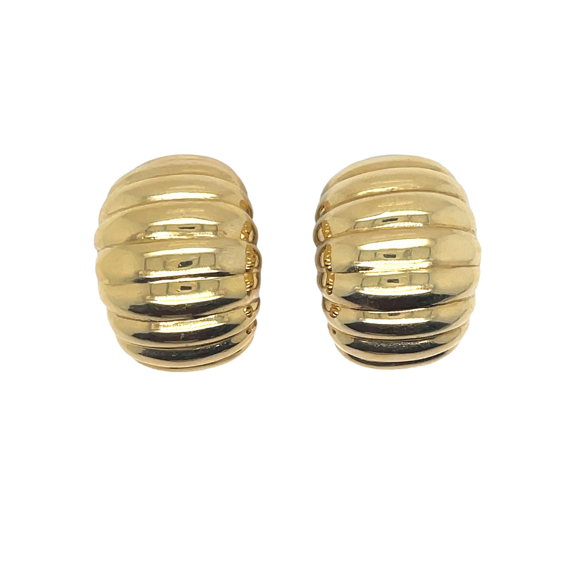 Fred Yellow Gold Half-Hoop Earring In Excellent Condition For Sale In Napoli, NA
