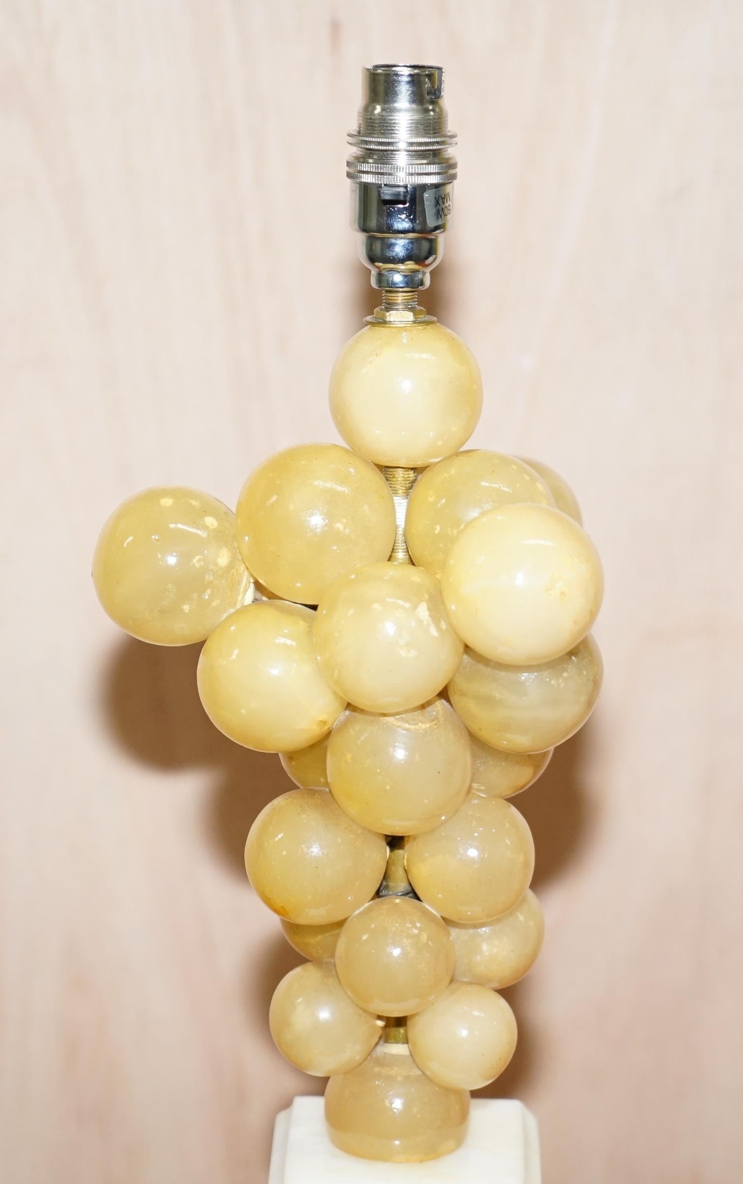 Lampe sur socle en marbre de Carrare estampillé Freddy Rensonnet avec raisins d'albâtre en vente 5