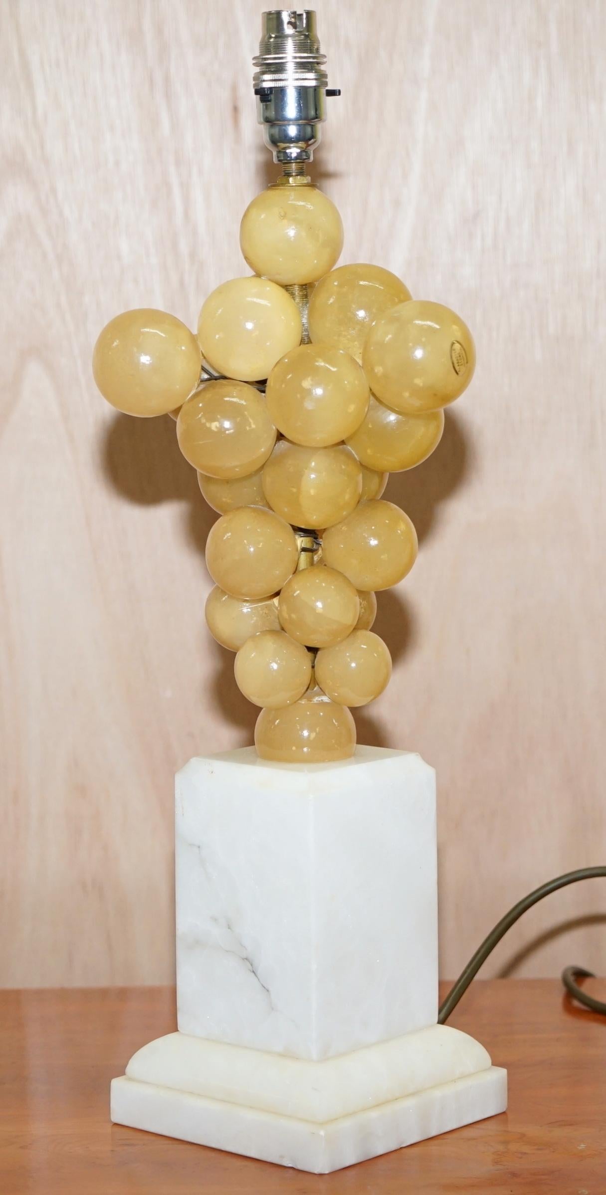 Mid-Century Modern Lampe sur socle en marbre de Carrare estampillé Freddy Rensonnet avec raisins d'albâtre en vente