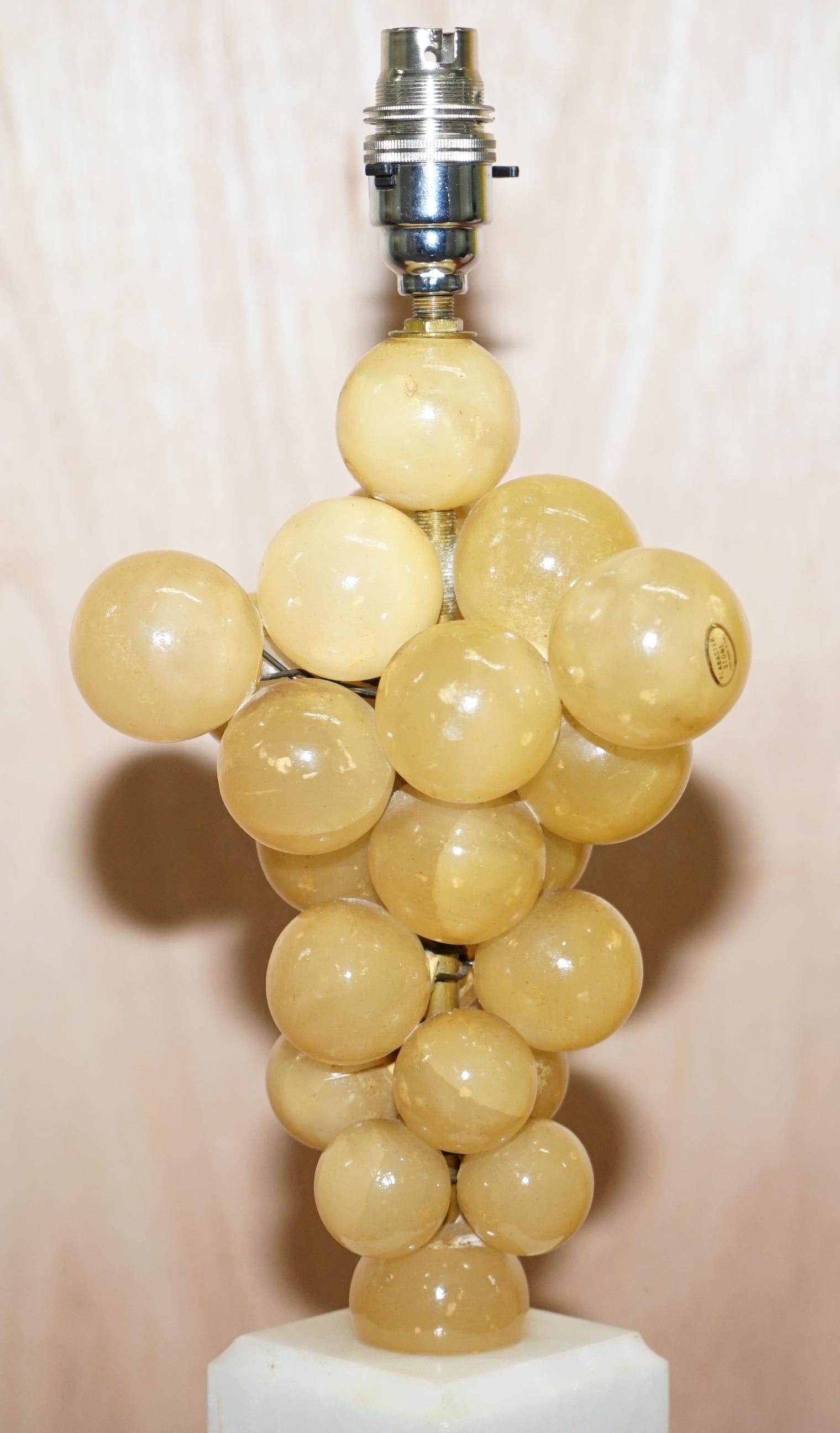 Anglais Lampe sur socle en marbre de Carrare estampillé Freddy Rensonnet avec raisins d'albâtre en vente