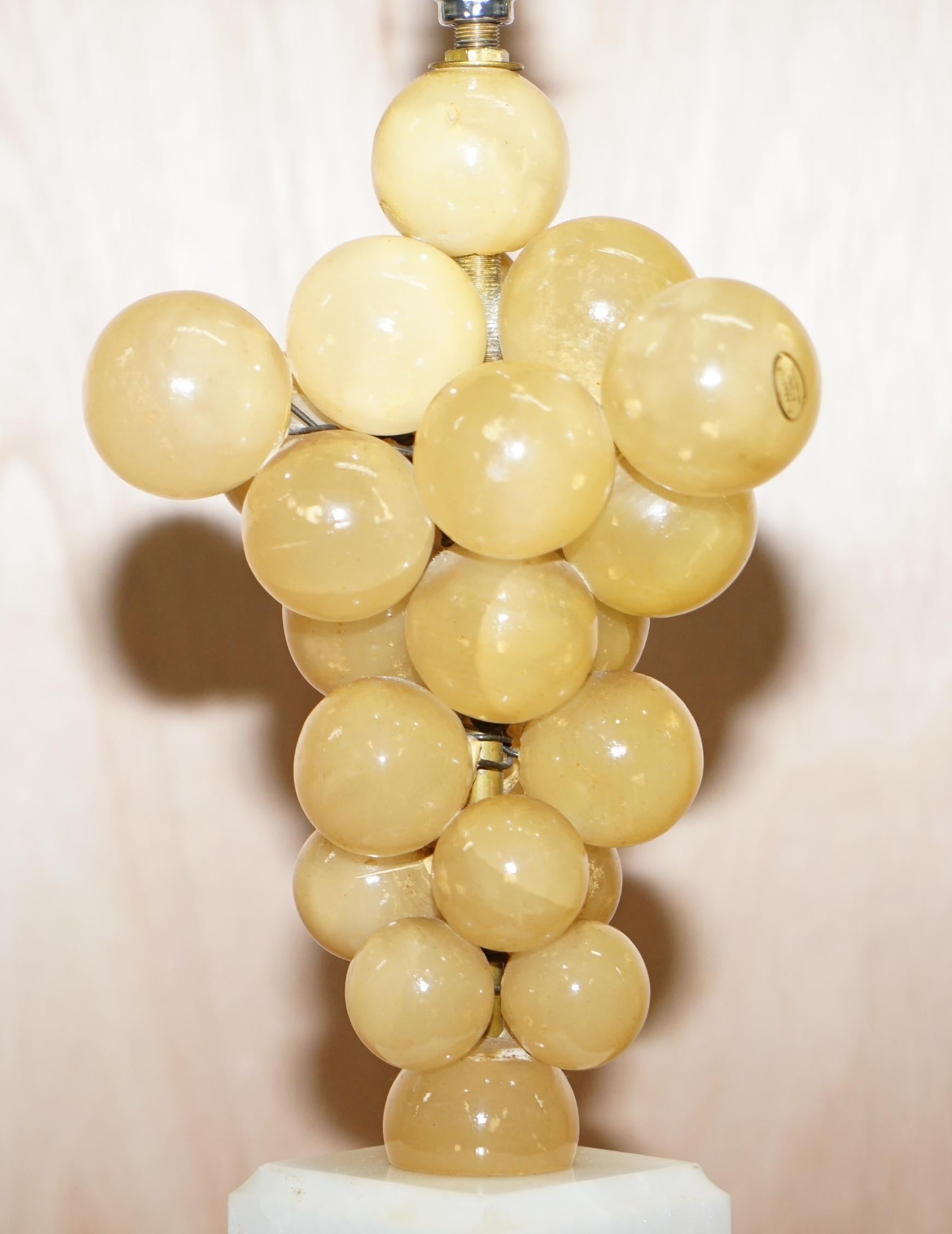 Fait main Lampe sur socle en marbre de Carrare estampillé Freddy Rensonnet avec raisins d'albâtre en vente