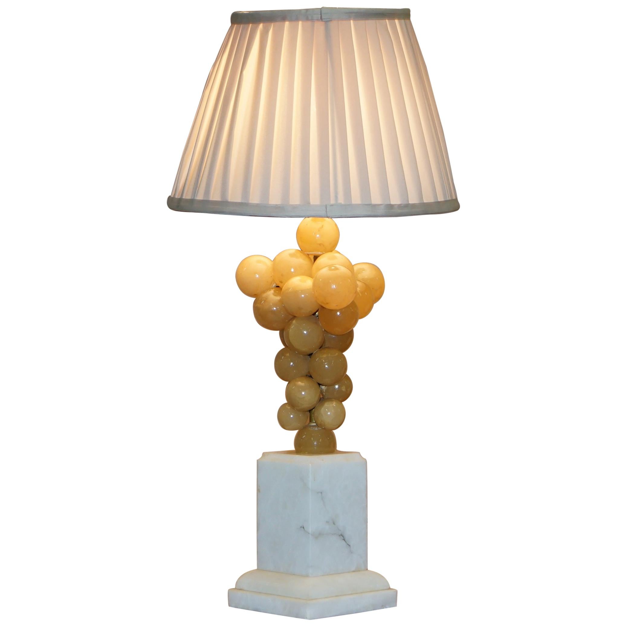 Lampe sur socle en marbre de Carrare estampillé Freddy Rensonnet avec raisins d'albâtre