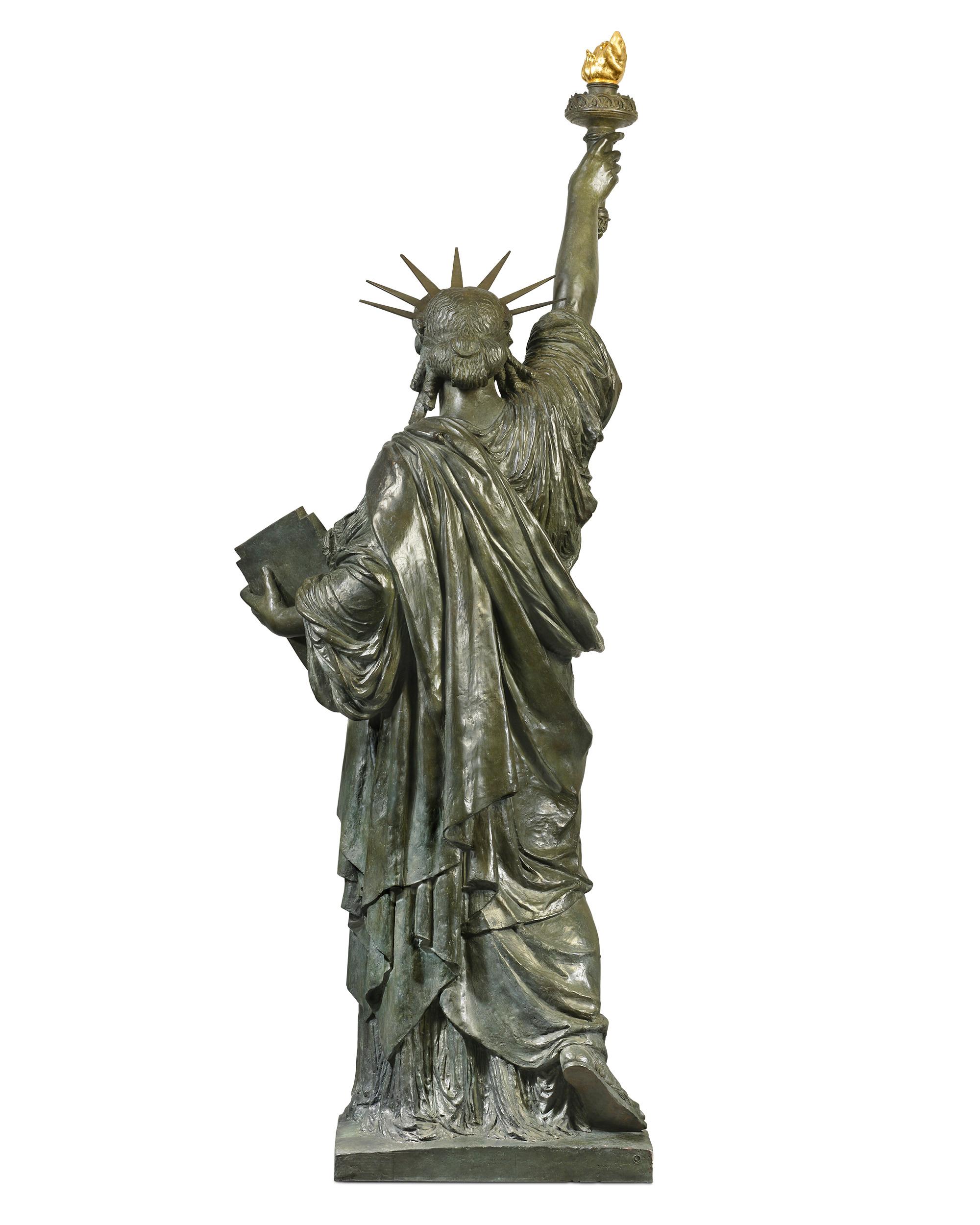 La libertà che illumina il mondo, di Bartholdi, Nine Feet Tall - Figurative Sculpture Oro di Frédéric-Auguste Bartholdi