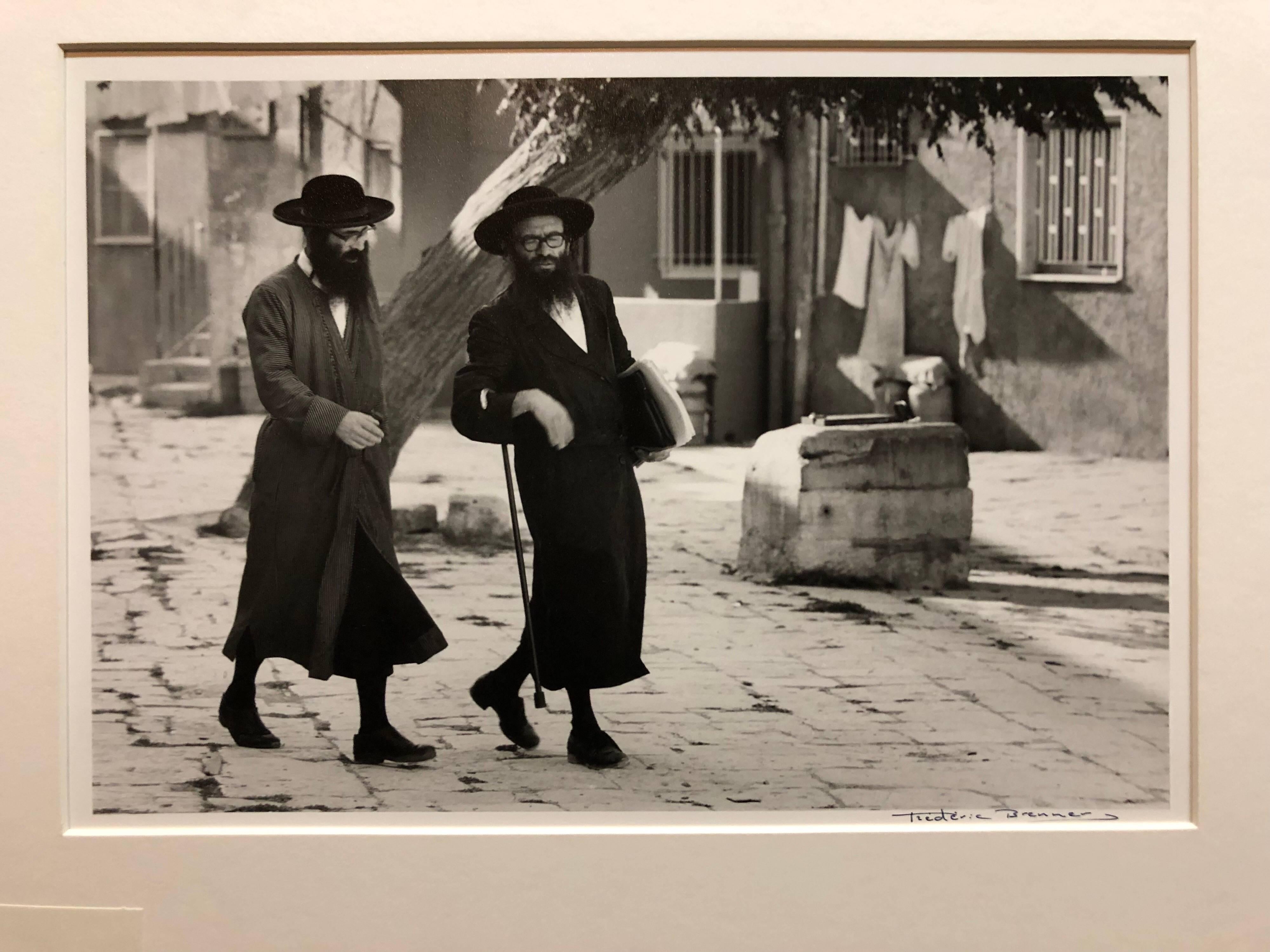 Dans le Quartier Hongrois de Mea Shearim, Jerusalem, Vintage-Silber-Gelatinedruck (Realismus), Photograph, von Frederic Brenner
