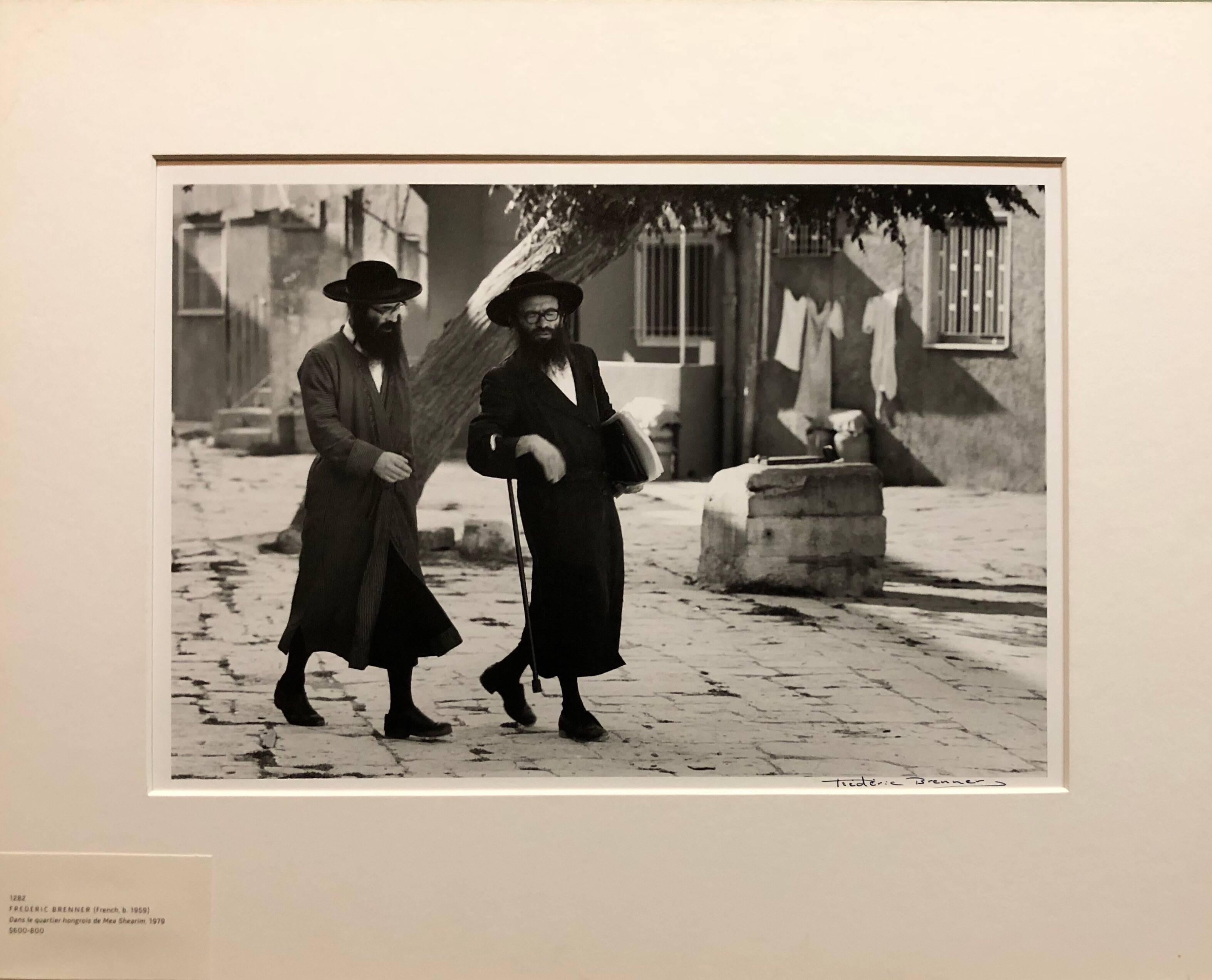 Meah Shearim Foto von Tora-Gelehrten. Rabbiner in Jerusalem. Foto des ungarischen Viertels.

Frédéric Brenner (geb. 1959) ist ein französischer Fotograf, der für seine Dokumentation jüdischer Gemeinden in aller Welt bekannt ist. Seine Arbeiten