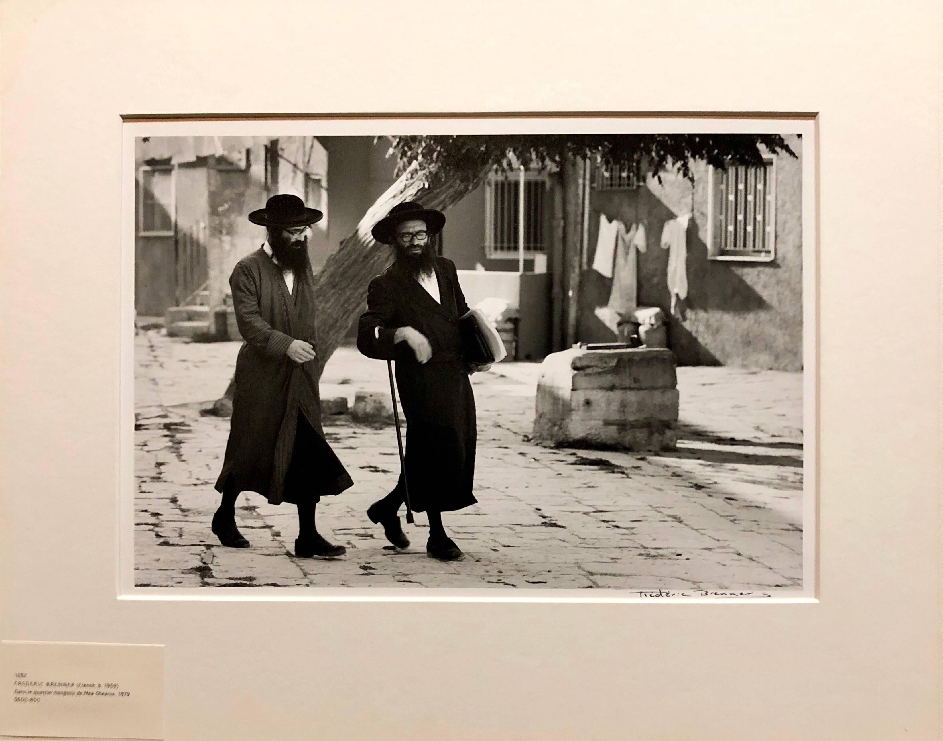 Dans le Quartier Hongrois de Mea Shearim, Jerusalem Vintage Silver Gelatin Print - Realist Photograph by Frederic Brenner