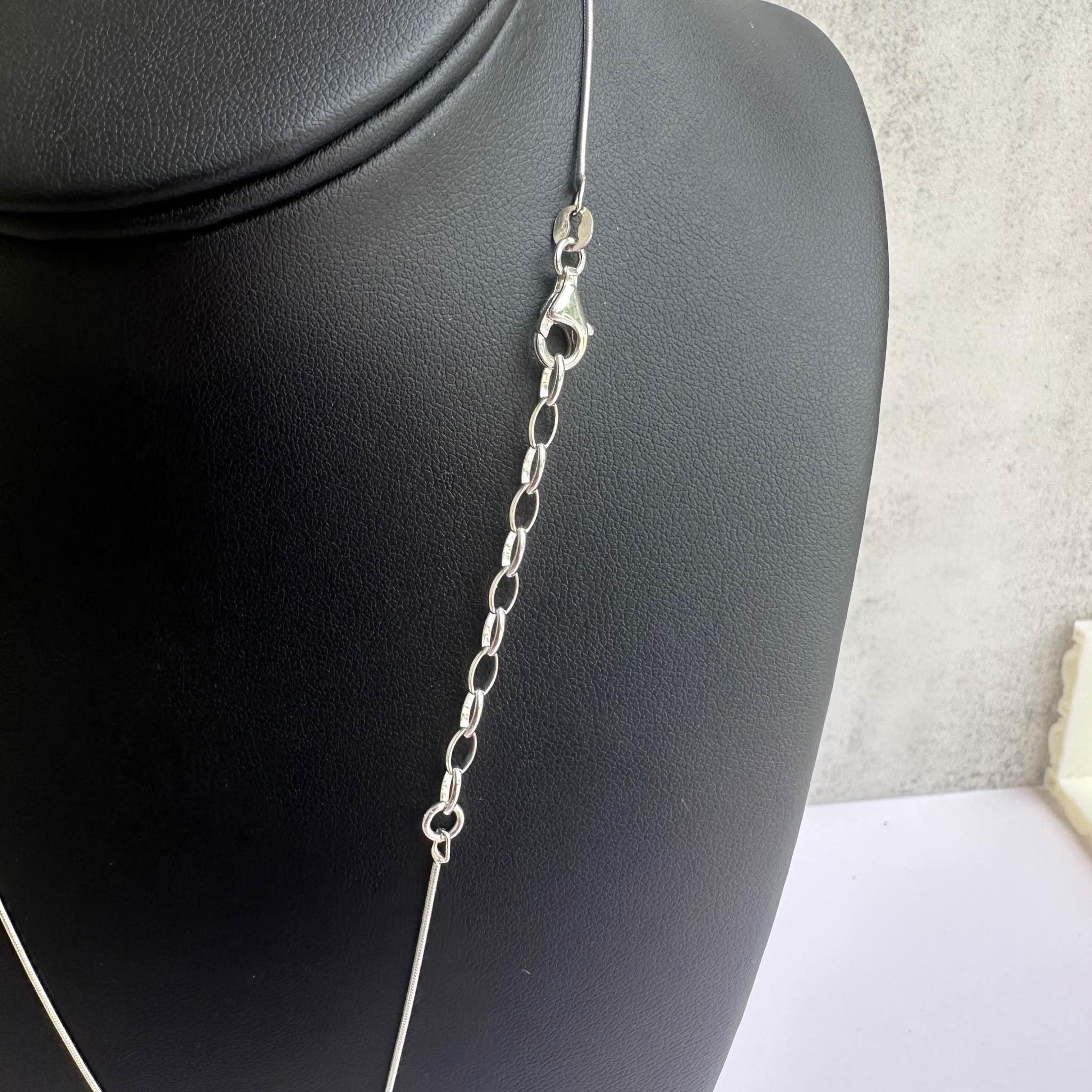 Questa splendida collana di Frederic Duclos in argento sterling è caratterizzata da un bellissimo accento dorato, che combina un'eleganza senza tempo con un tocco moderno. Con un peso di 6,5 grammi, questa collana ha una lunghezza regolabile da 18 a