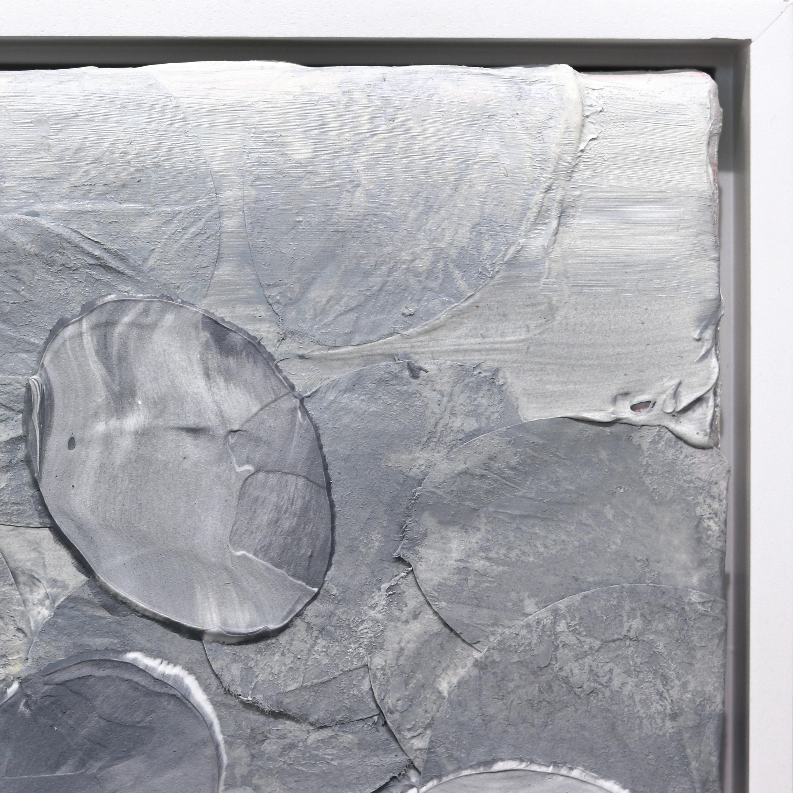 River Stones - Originale opera d'arte astratta a tecnica mista in tonalità grigia con cornice in vendita 2