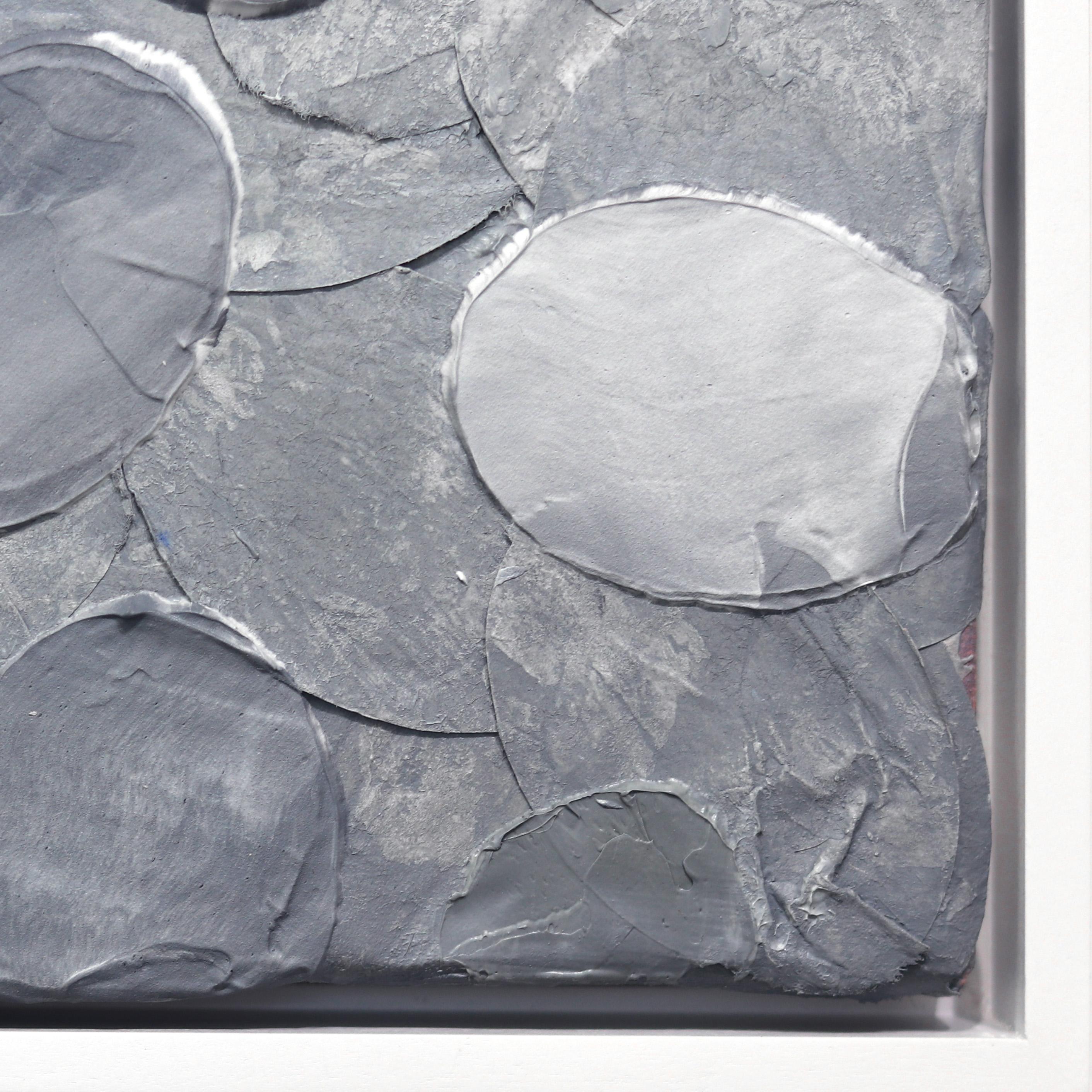River Stones - Originale opera d'arte astratta a tecnica mista in tonalità grigia con cornice in vendita 5