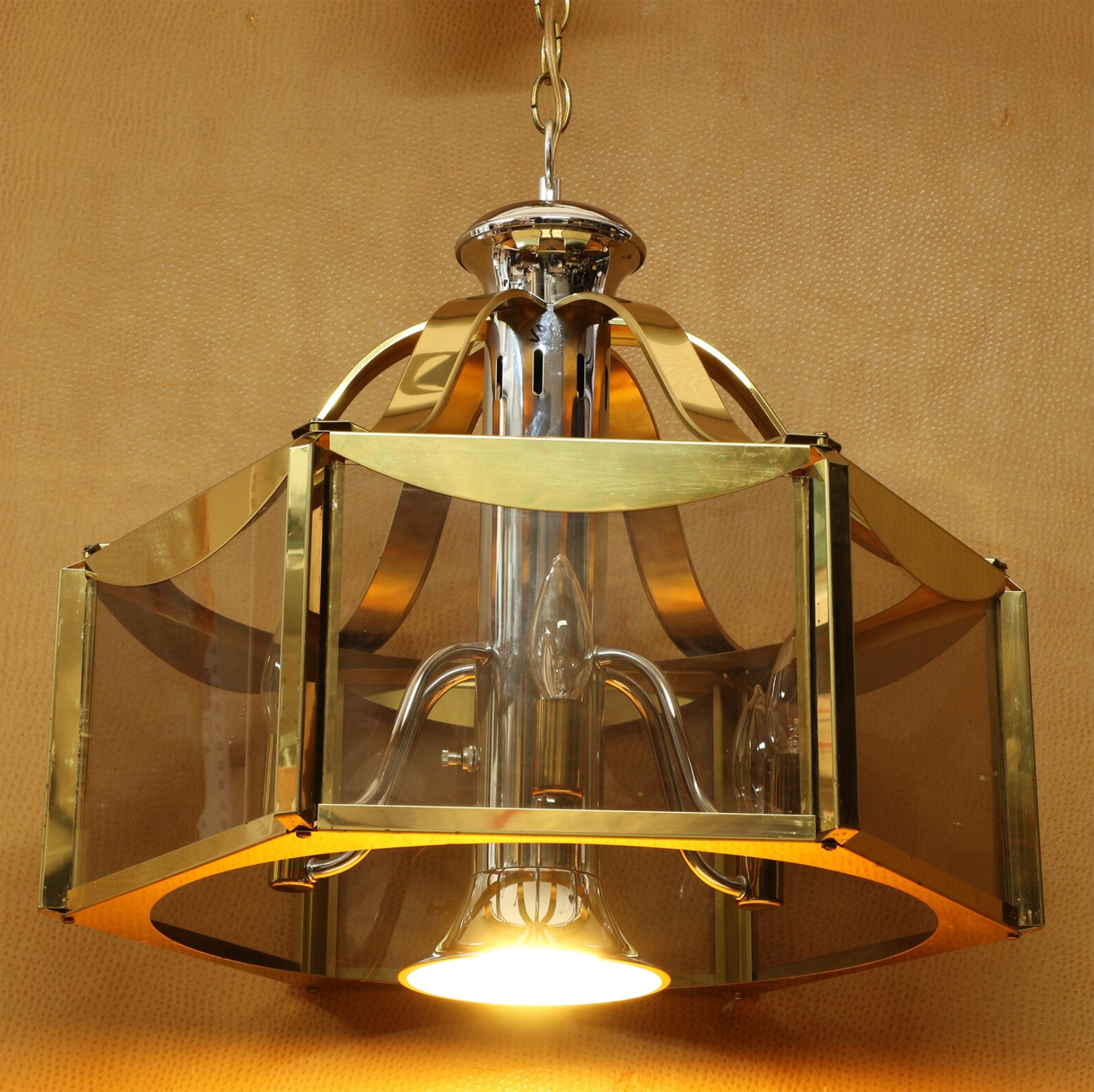 FREDRICK RAMOND BRASS AND GLASS PENDANT LIGHT/CHANDELIER - Mid-Century Modern
Fredrick Ramond lighting emphasizes modern elegance and exciting designs. The styles often combine ordinary materials in unique ways to produce sleek, intricate or