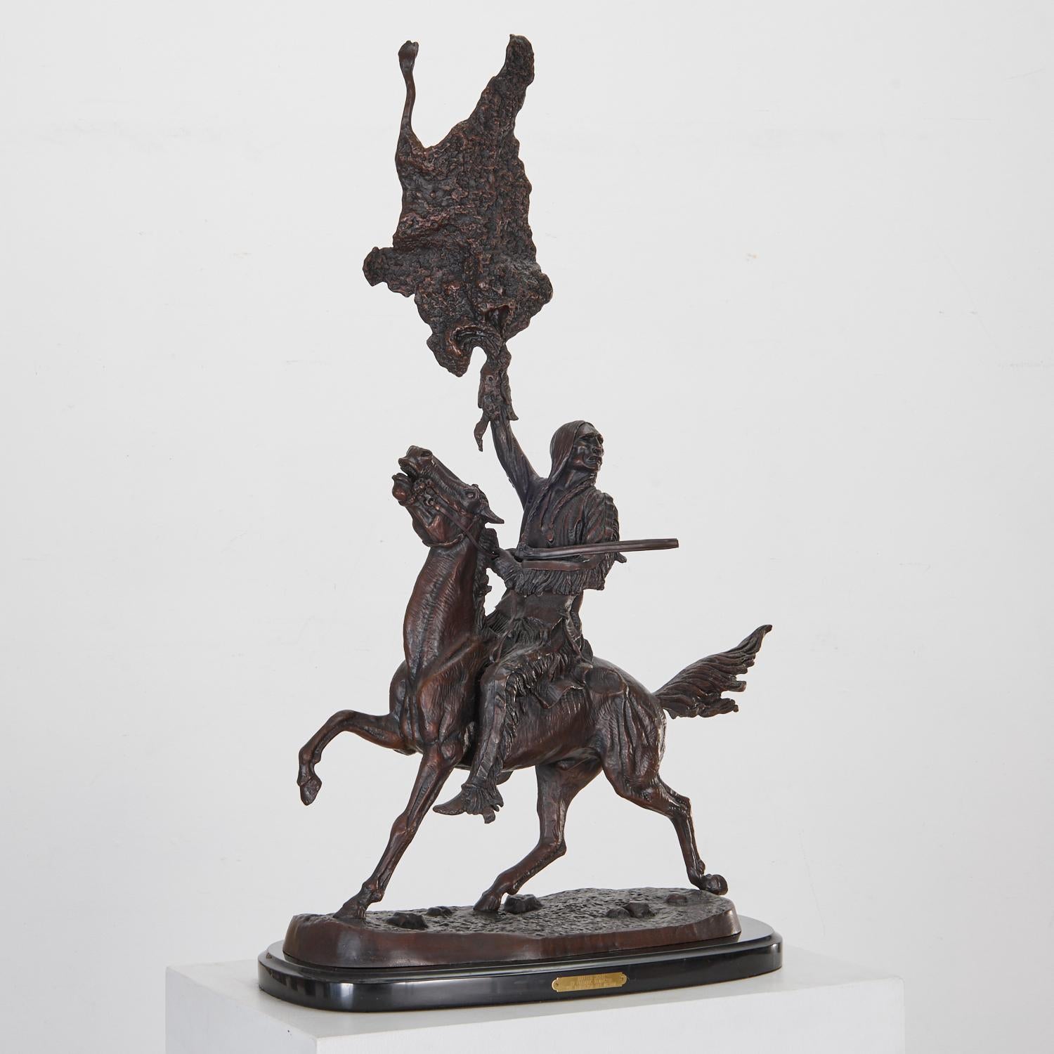 Frederic Remington (after), Gran bronce fundido de La señal del búfalo sobre mármol en venta 2