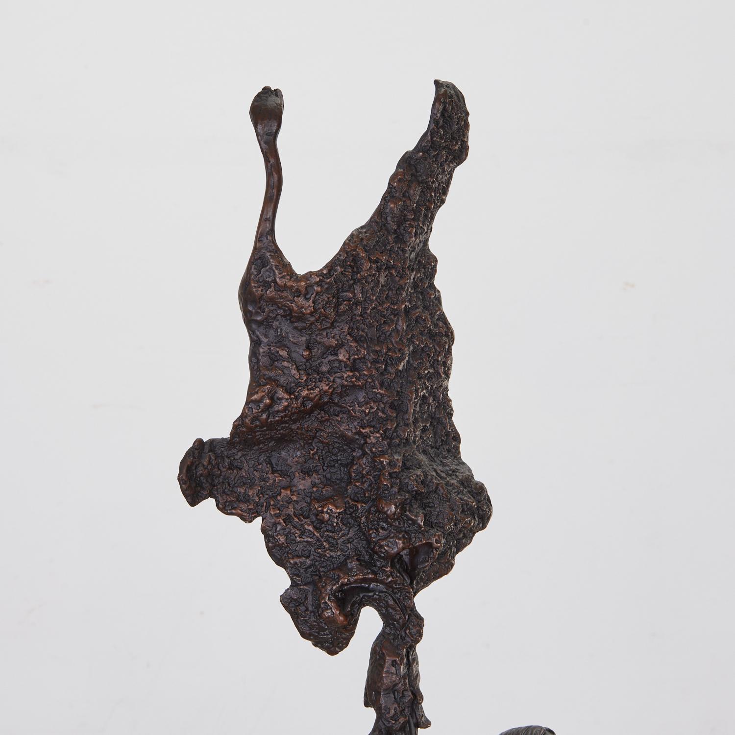 Según Frederic Remington (estadounidense, 1861-1909), La señal del búfalo, bronce fundido firmado en la base, sobre zócalo de mármol negro con placa de latón del Museo de Arte Remington. Se trata de una auténtica escultura de bronce creada con el