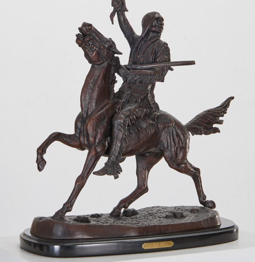 Frederic Remington (after), Gran bronce fundido de La señal del búfalo sobre mármol clásico estadounidense en venta