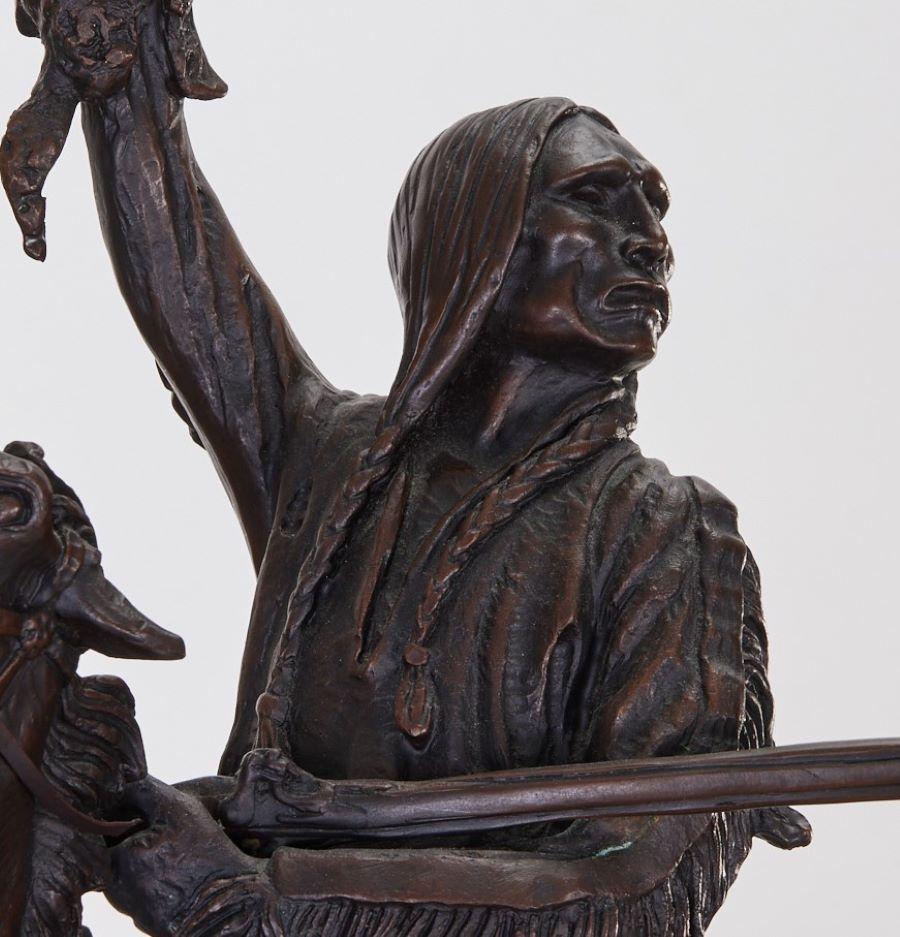 Frederic Remington (after), Gran bronce fundido de La señal del búfalo sobre mármol Vaciado en venta