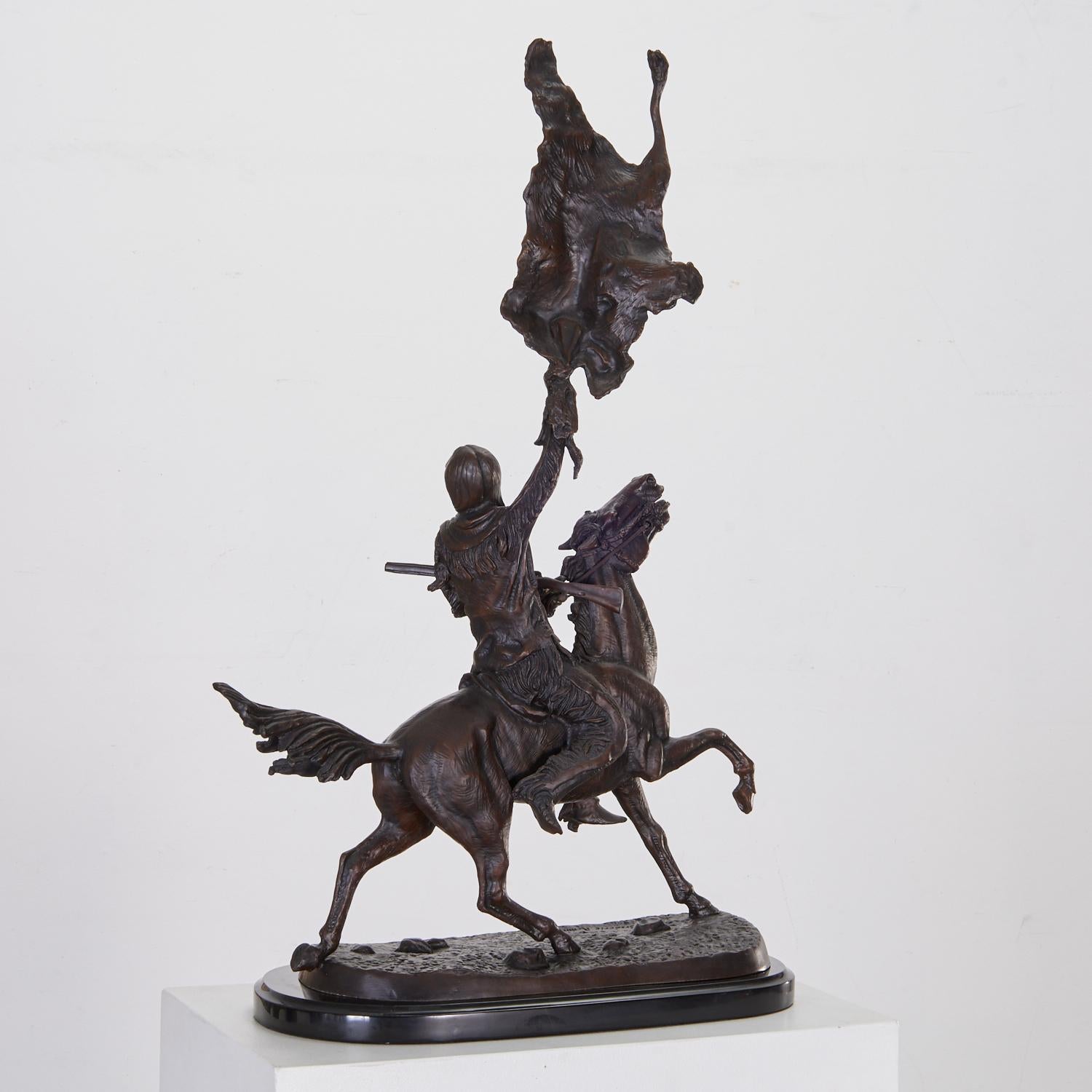Frederic Remington (after), Gran bronce fundido de La señal del búfalo sobre mármol Siglo XXI y contemporáneo en venta