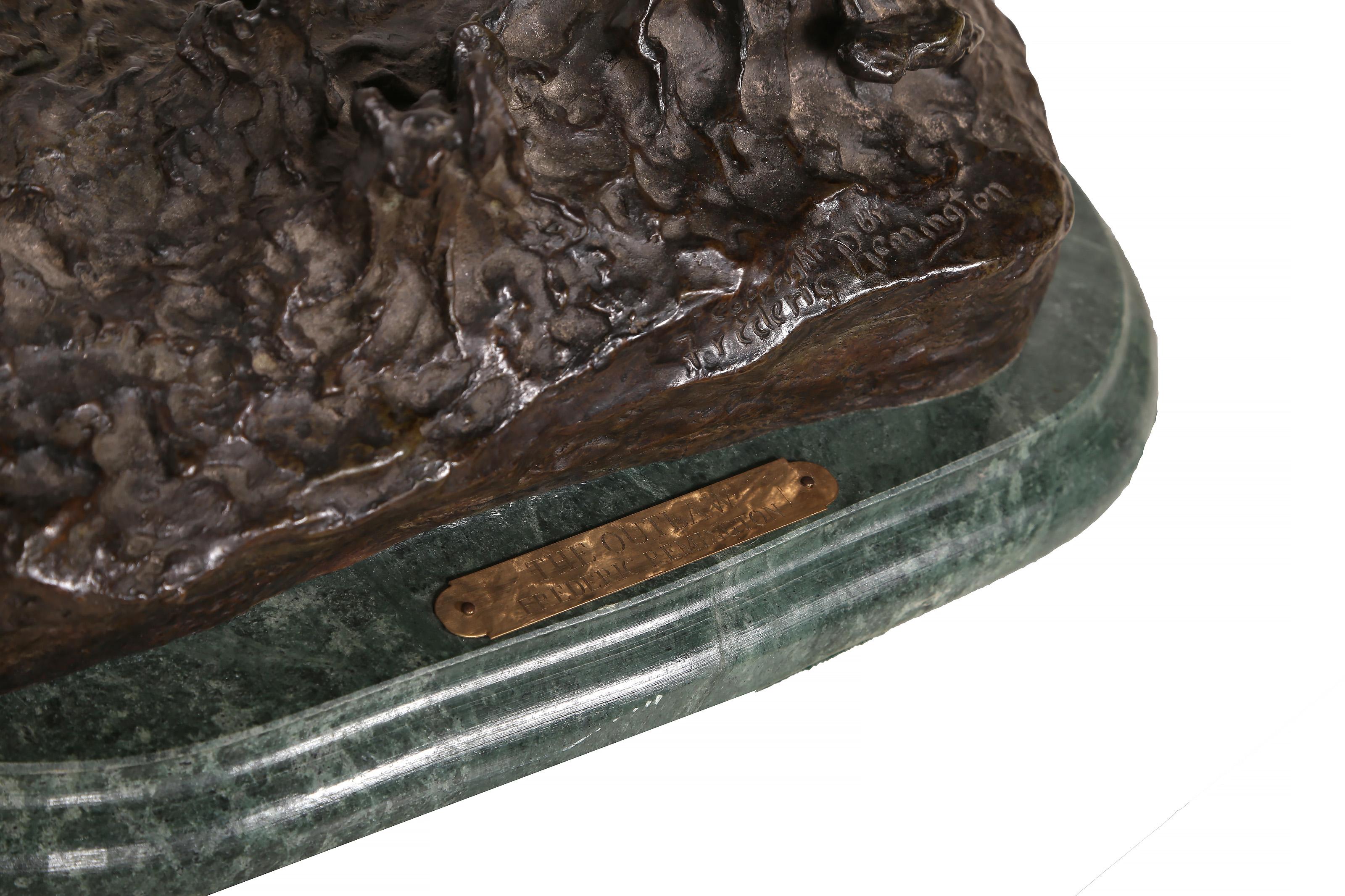 Il fuorilegge, scultura realista americana in bronzo (after) Frederic Remington in vendita 2