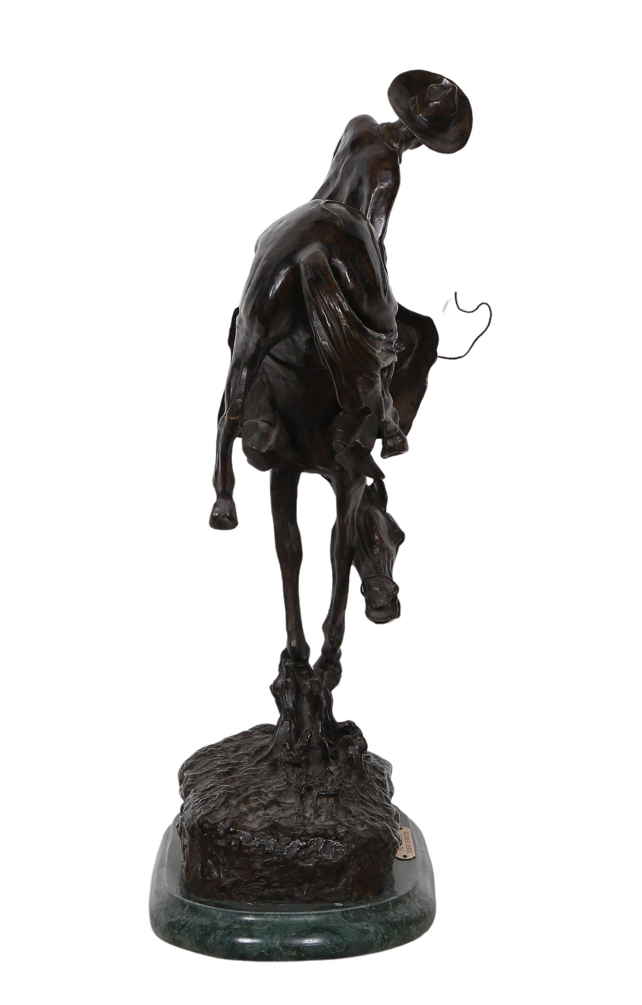 Il fuorilegge, scultura realista americana in bronzo (after) Frederic Remington in vendita 5