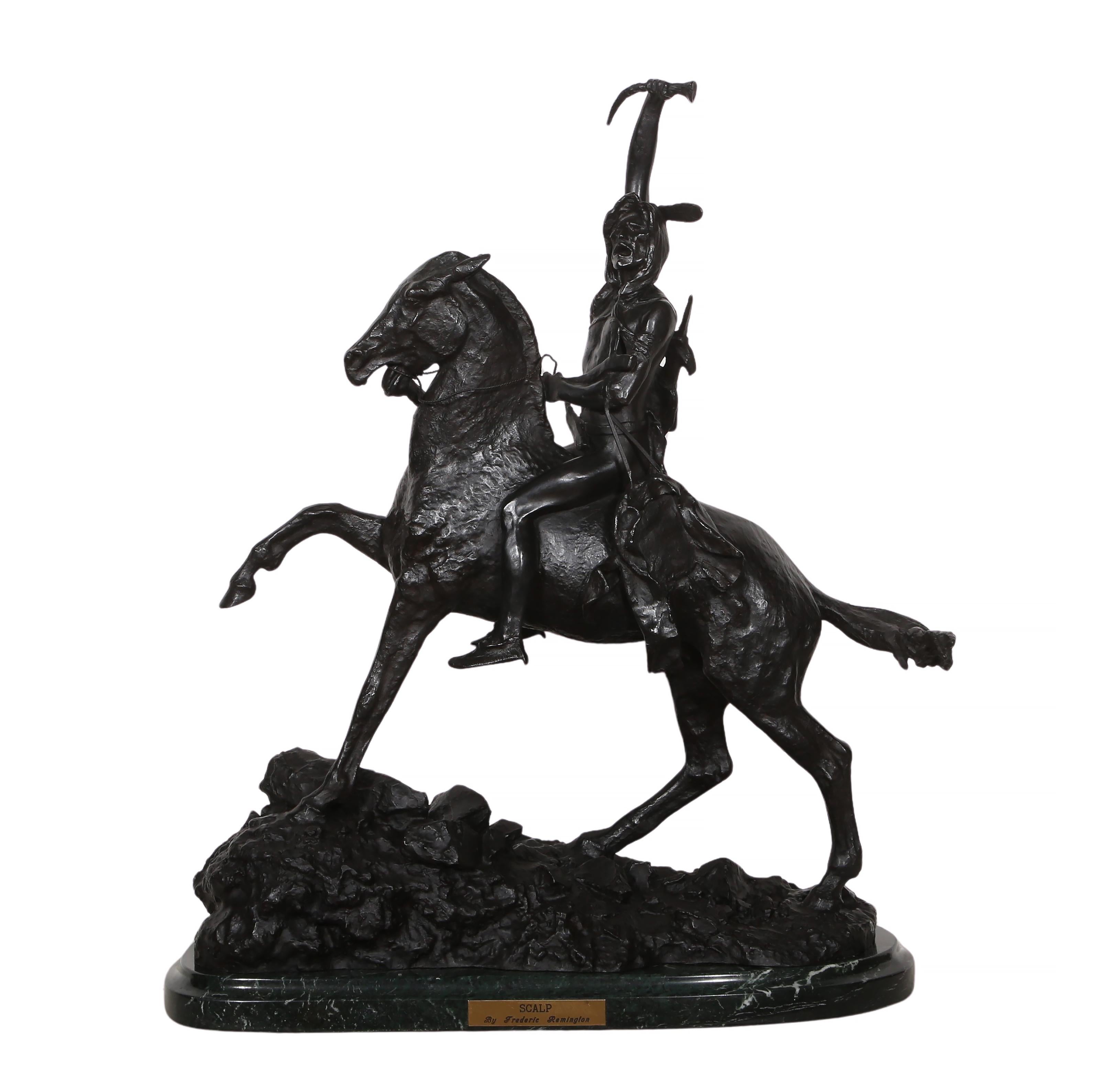 Una bella fusione successiva della famosa scultura "The Scalp" di Frederic Remington, realizzata negli anni '70 o '80.  
Descrizione: (after) Frederic Remington, americano (1861 - 1909) - Il cuoio capelluto, medio:  Scultura in bronzo con patina su