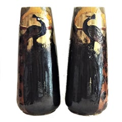 Frederic Rhead, Paire de vases Arts & Crafts en terre cuite représentant des paons, environ 1900