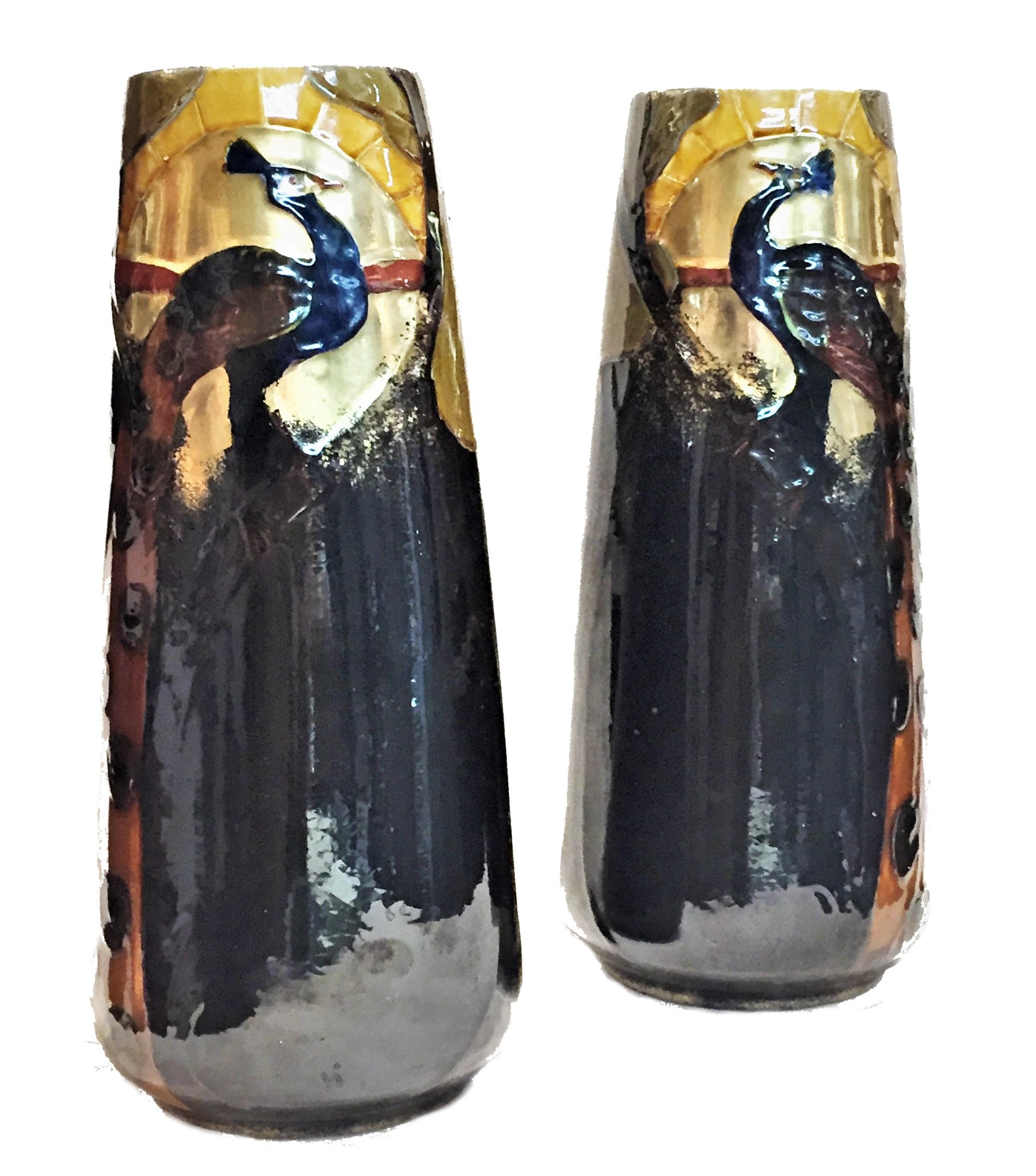 Inizio XX secolo Frederic Rhead, coppia di vasi in terracotta Arts & Crafts con pavoni, 1900 ca. in vendita