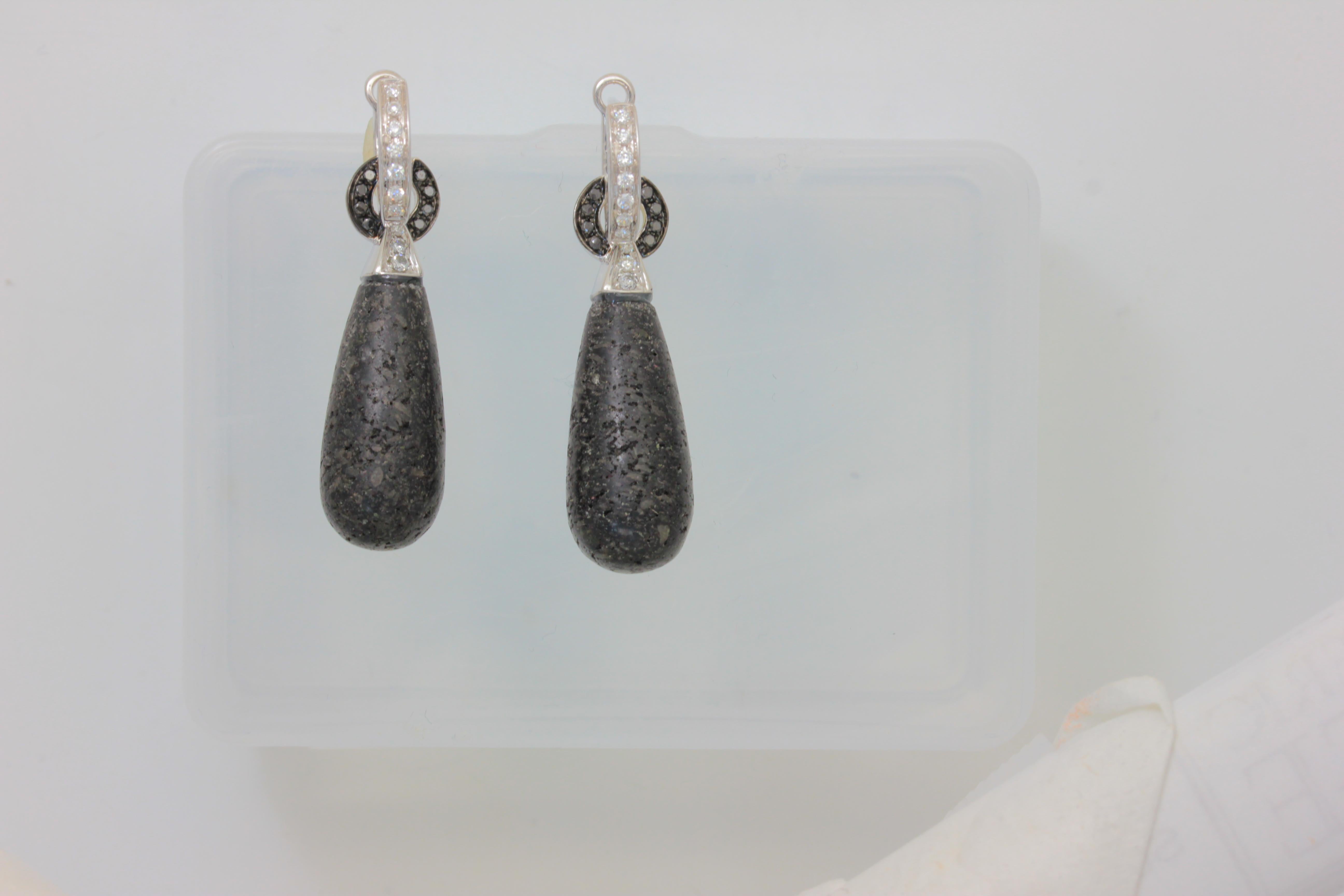 18K WG LAVA DROP WITH BLACK DIAMOND LINK AND WHITE DIAMOND BALE ONE-OF-A-KIND EARRINGS
2 LAVA STONE 3.00 CT
20 DIA 0.22 CT, 16 BLK DIA 0.13 Carrats 