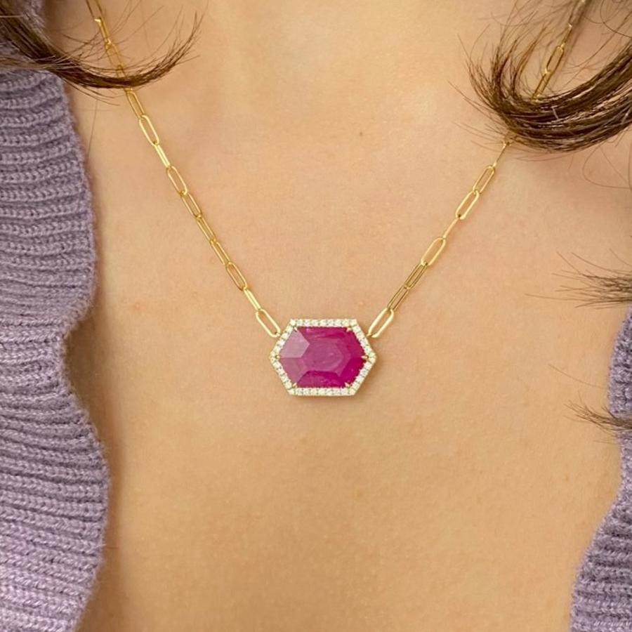 Frederic Sage Pendant Necklace in 18k Yellow Gold & Hexagonal Shape Ruby In New Condition For Sale In Great Neck, NY