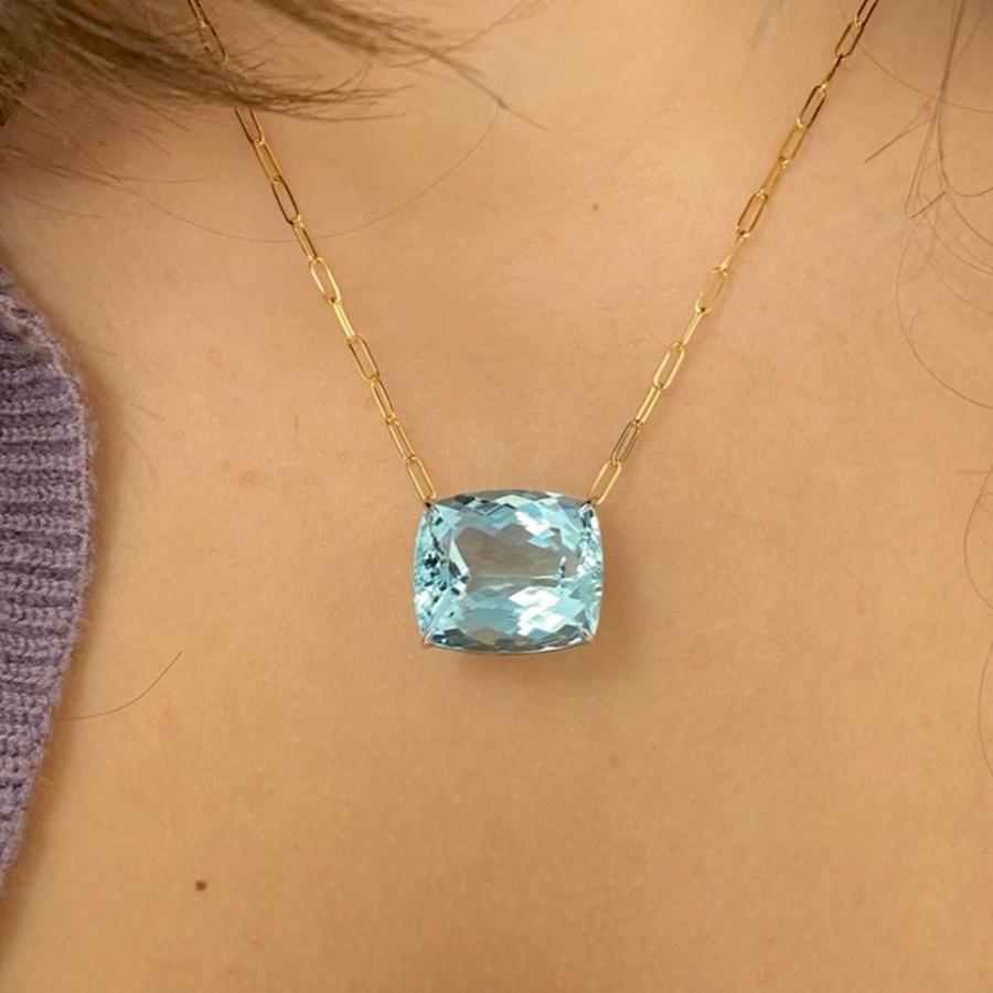 Pendant Necklace in 18k Yellow & White Gold with Blue Topaz For Sale 1