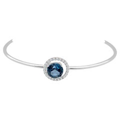 Frederic Sage Armreif mit rundem Londoner blauem Topas und Halo-Diamant