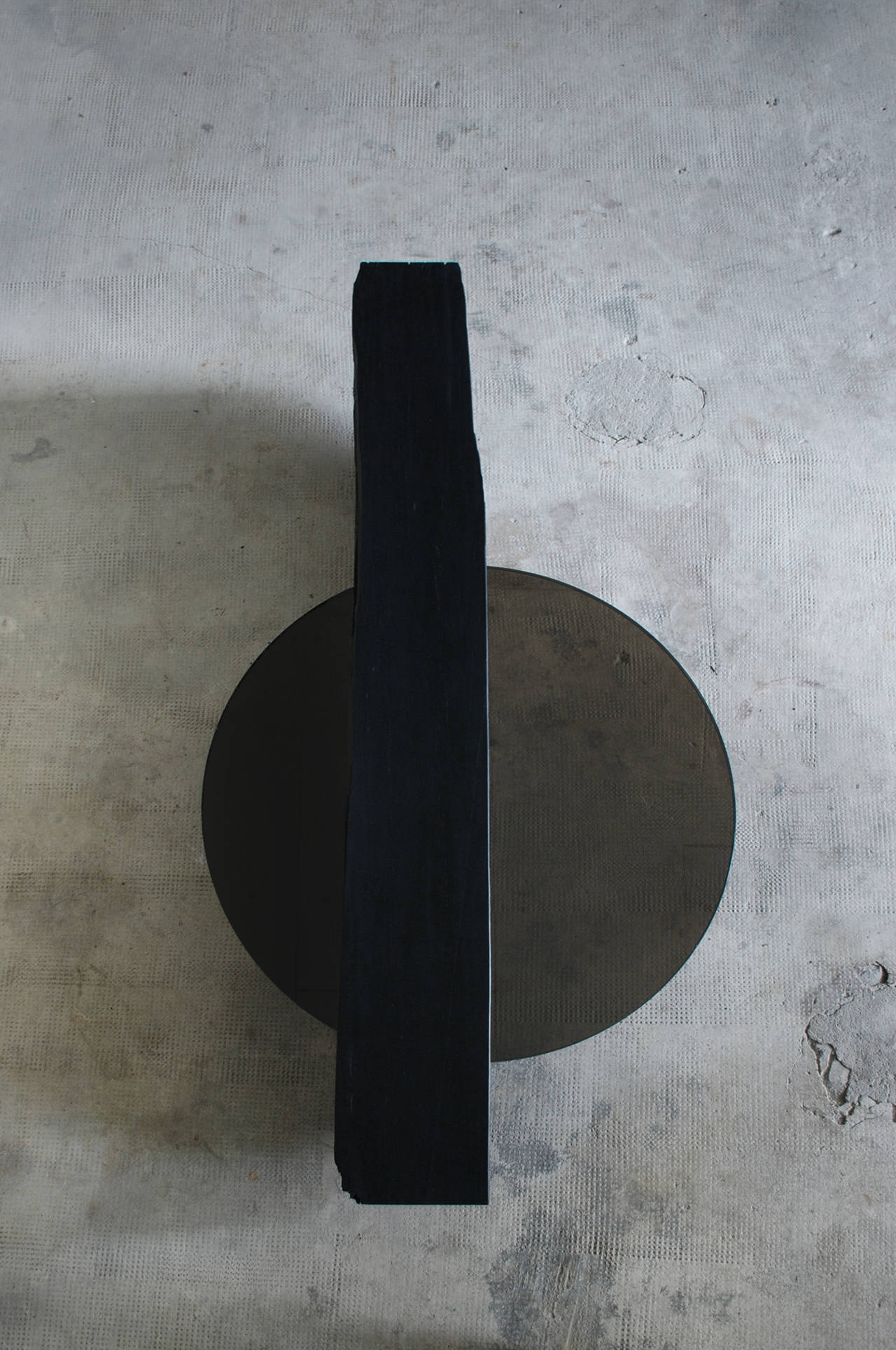 Subtile
Coffee table.
Frédéric Saulou
Materials: Trélazé black slate, gray smoked glass.
Dimensions: 17 x 130 x 30 cm.

Edition of 8.
Signed and numbered.

“While wandering in the streets I have been observing buildings
construction toward the sky