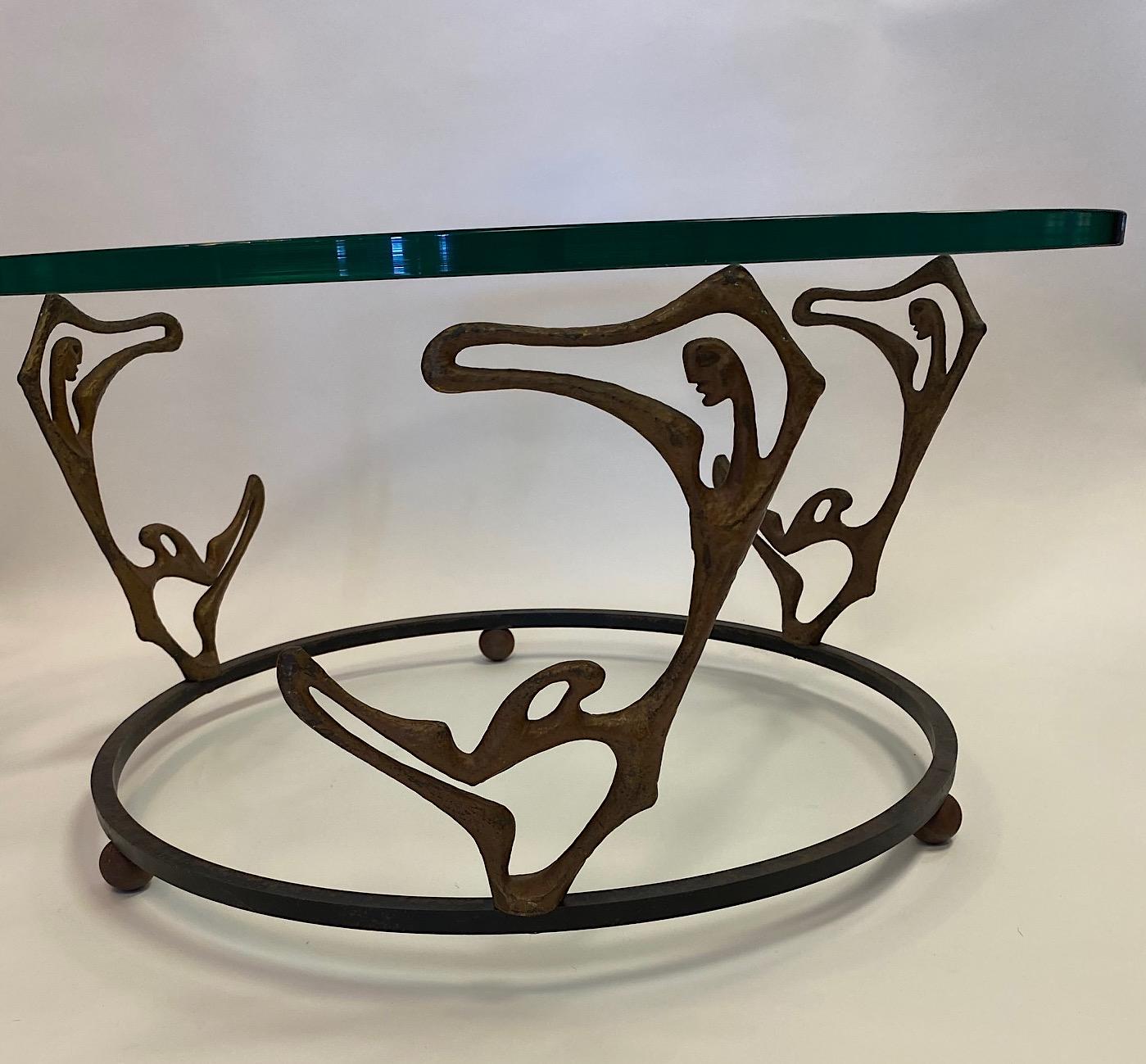 Table basse de ballet Frederic Weinberg
Bronze, fer et verre
Cet exemple est le seul que nous ayons jamais vu.
À notre connaissance, il n'y en a pas eu d'autre dans le marché public.
Les figurines en bronze portent une marque de fabricant