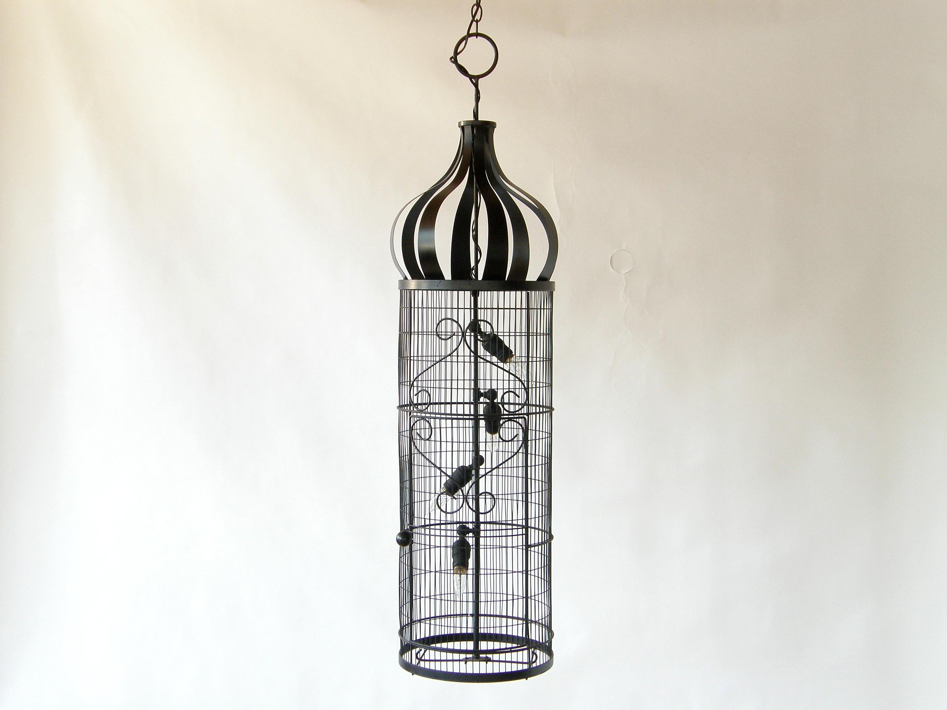 Ce luminaire suspendu en forme de cage d'oiseau a été conçu à l'origine par Frederic Weinberg comme une jardinière. Une légère variante de ce modèle était également disponible sous forme de cage à oiseaux, mais je n'ai trouvé aucune référence au