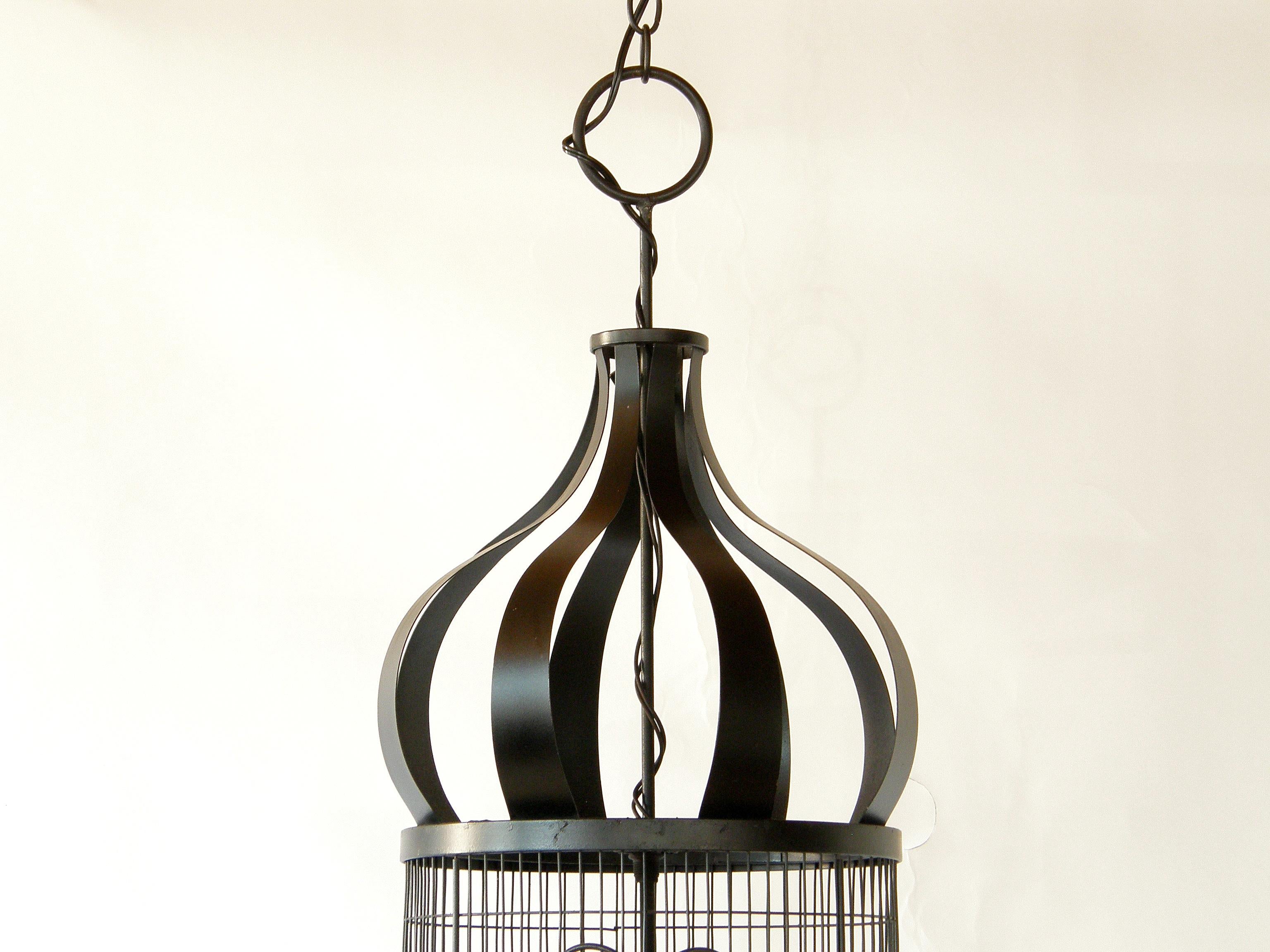 Peint Luminaire suspendu en forme de cage à oiseaux Frederic Weinberg avec dessus en forme de dôme en forme d'oignon en vente