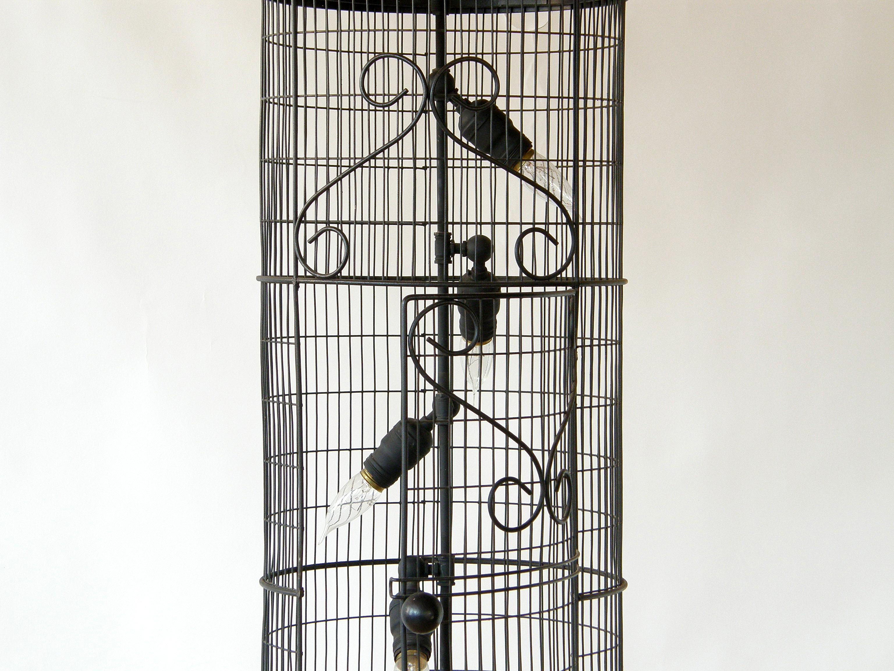 Fer forgé Luminaire suspendu en forme de cage à oiseaux Frederic Weinberg avec dessus en forme de dôme en forme d'oignon en vente