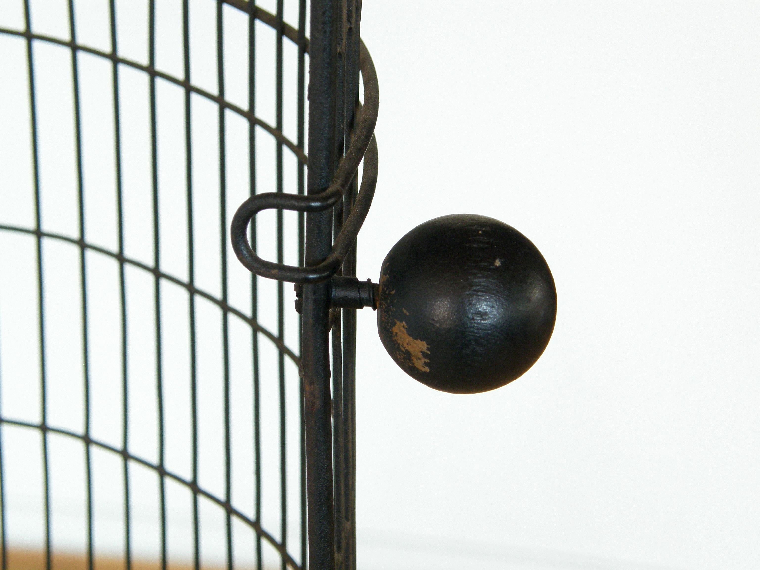Luminaire suspendu en forme de cage à oiseaux Frederic Weinberg avec dessus en forme de dôme en forme d'oignon en vente 2