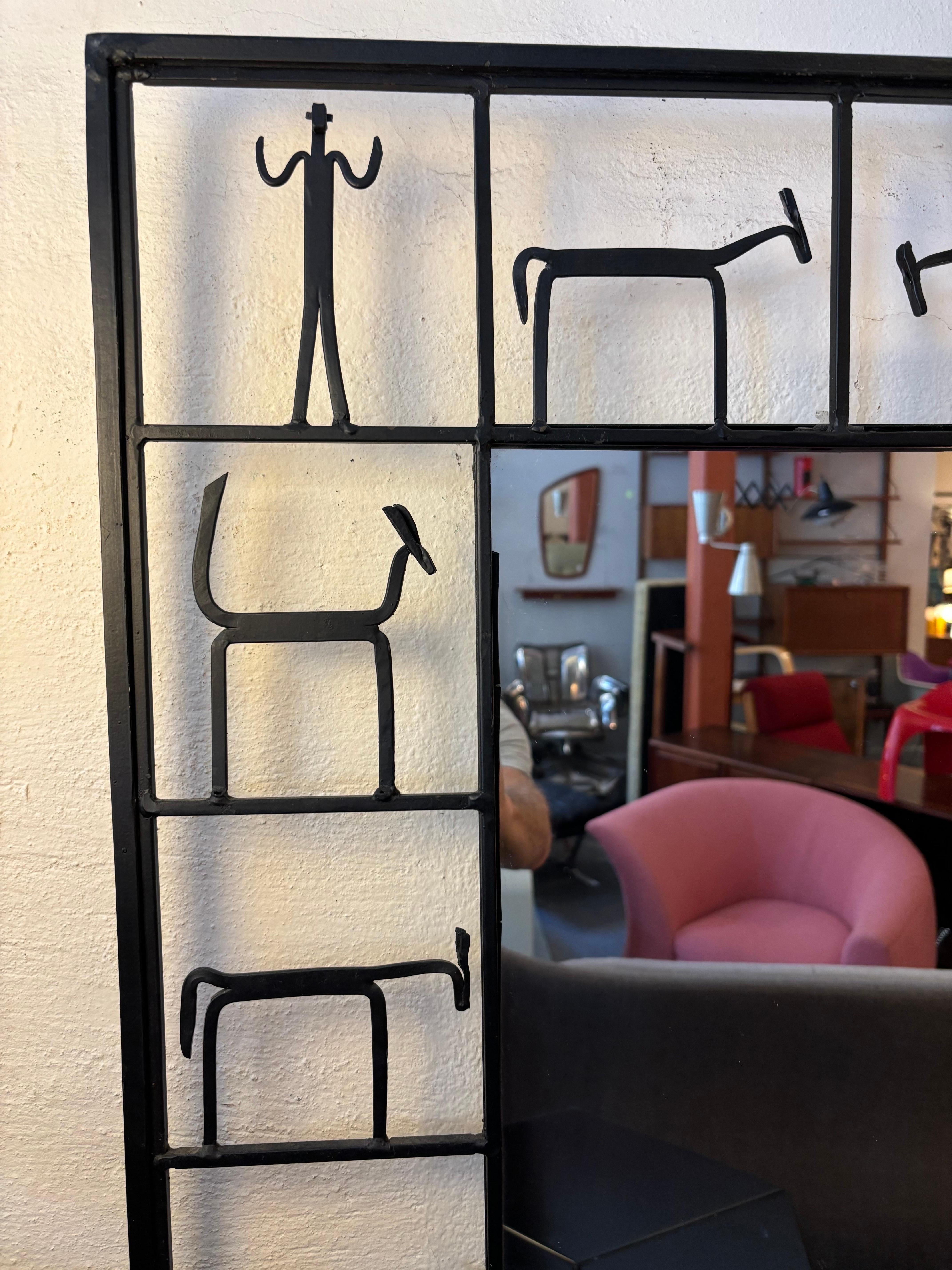 Stravagante specchio in ferro nello stile di Frederic Weinberg.  Questi specchi non sono di Weinberg!!!  Probabilmente risale alla fine degli anni '90 o all'inizio del 2000.  Design/One che si adatta a molti ambienti!