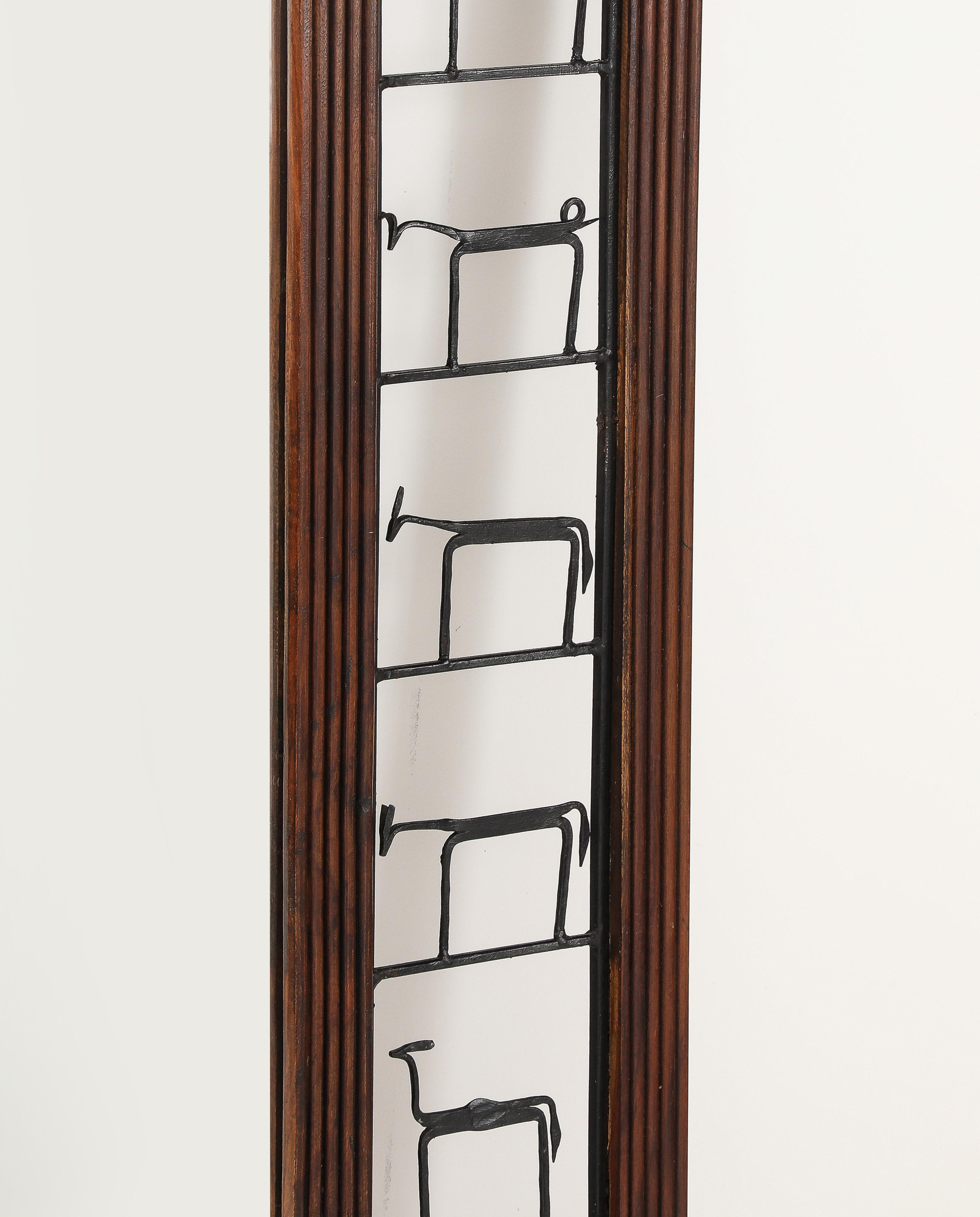 Mid-Century moderno Specchio da parete figurato in ferro e legno Frederic Weinberg, 1950 circa in vendita