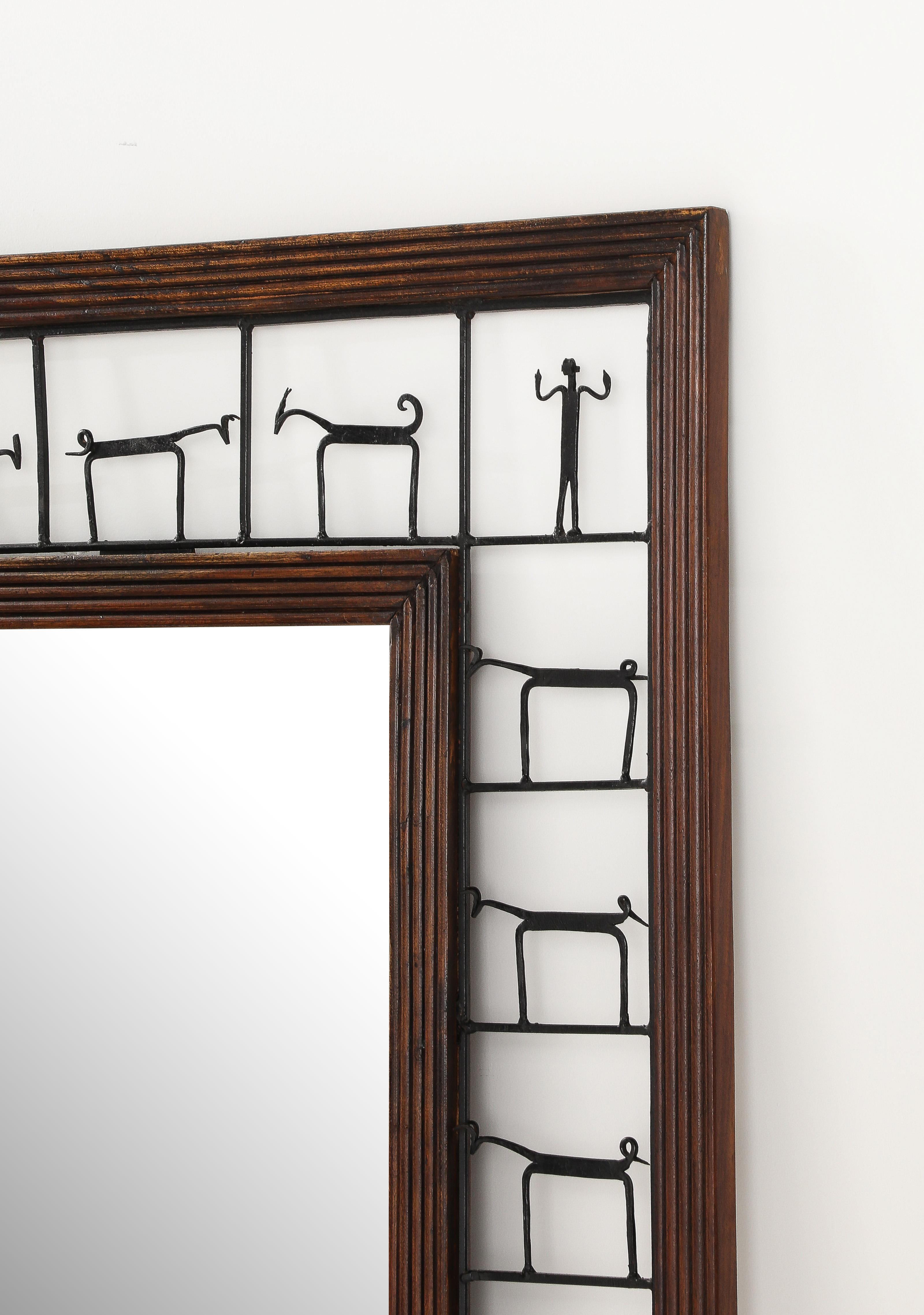 Metà XX secolo Specchio da parete figurato in ferro e legno Frederic Weinberg, 1950 circa in vendita