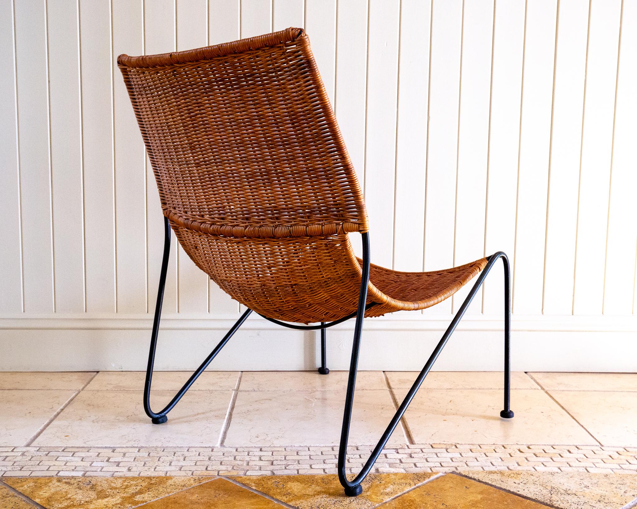 Ein wunderschöner Mid Century Lounge-Sessel aus Schmiedeeisen und Korbgeflecht in gutem Vintage-Zustand. Dieser äußerst bequeme und atemberaubende Stuhl wurde wahrscheinlich von dem bekannten amerikanischen Modernisten Frederic Weinberg Ende der