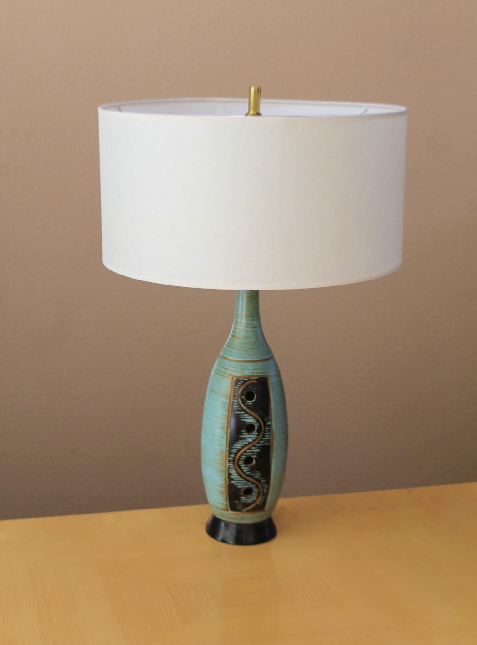

Frederic Weinberg
Metà secolo
Ceramiche astratte
Lampada da tavolo

Conic Mid Century Modern

Attribuito a Frederic Weinberg


Una lampada in ceramica astratta semplicemente stupefacente!

Il paralume in carta fornisce una luce bianca e pulita