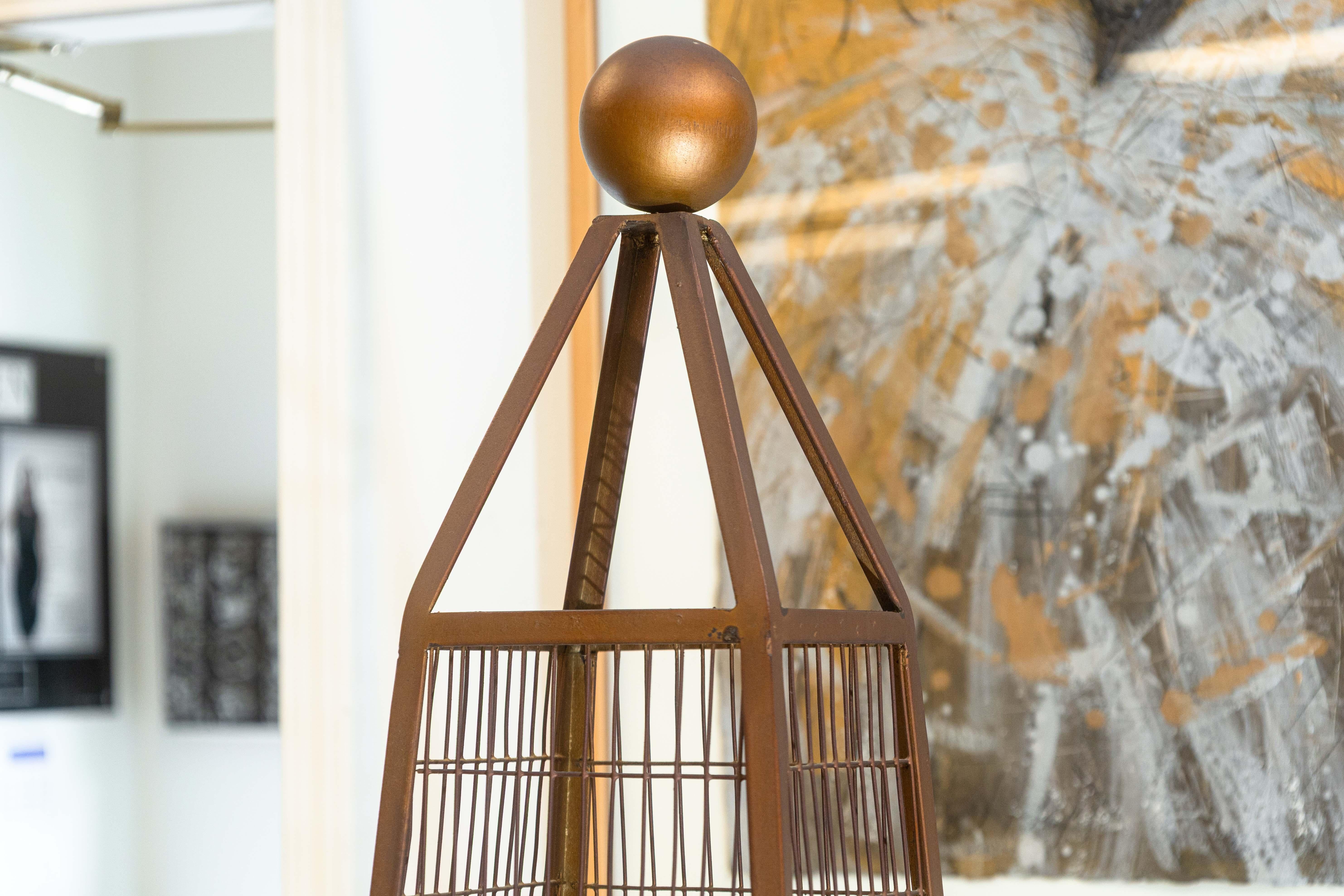 Esta llamativa escultura de jaula de pájaros modernista a tamaño natural de Frederic Weinberg combina la sensibilidad de diseño de mediados de siglo característica del artista con un encanto caprichoso inspirado en la naturaleza. La alta jaula