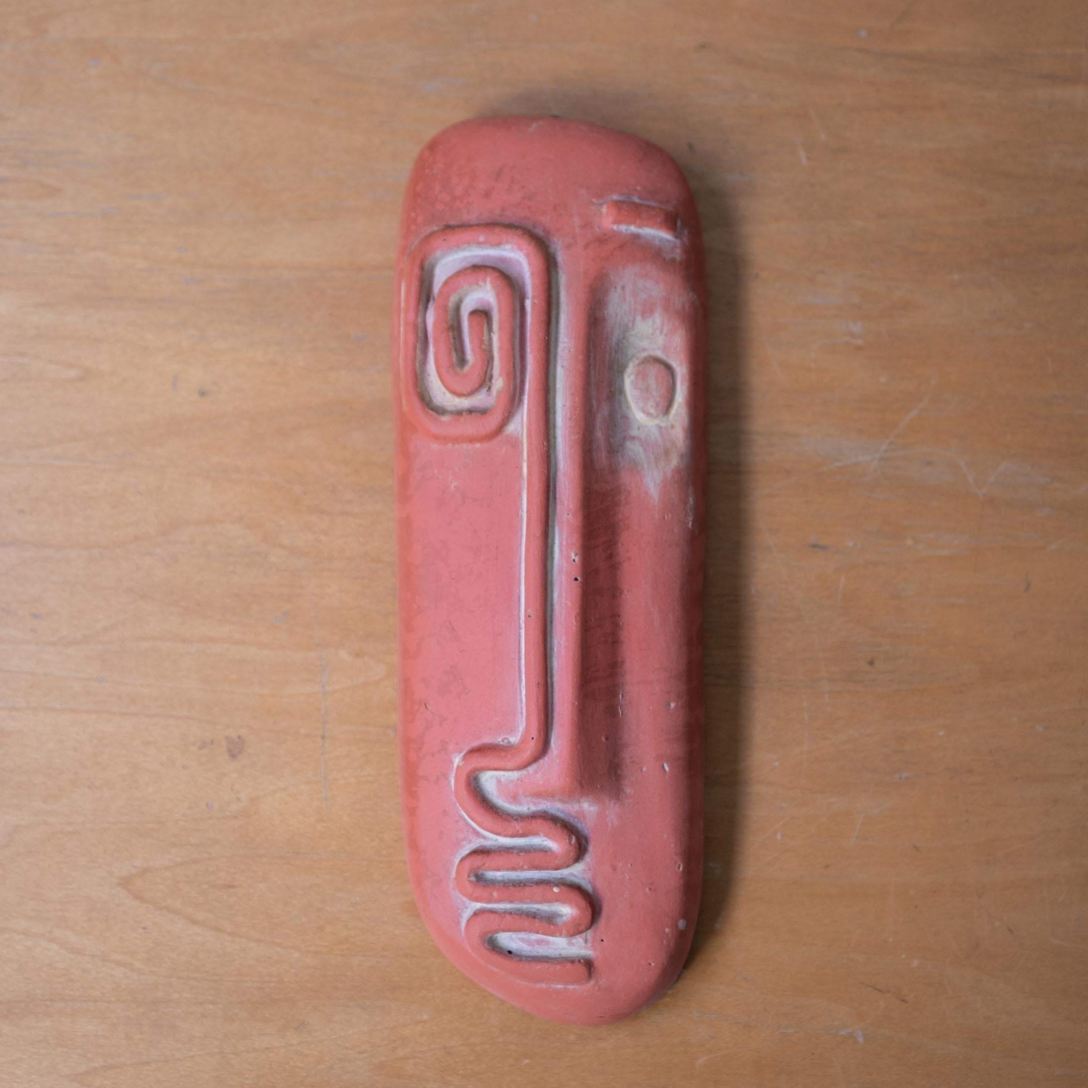 Rara maschera da muro di Frederic Weinberg degli anni '50. Realizzato in terracotta e resina. Il colore si chiama 
