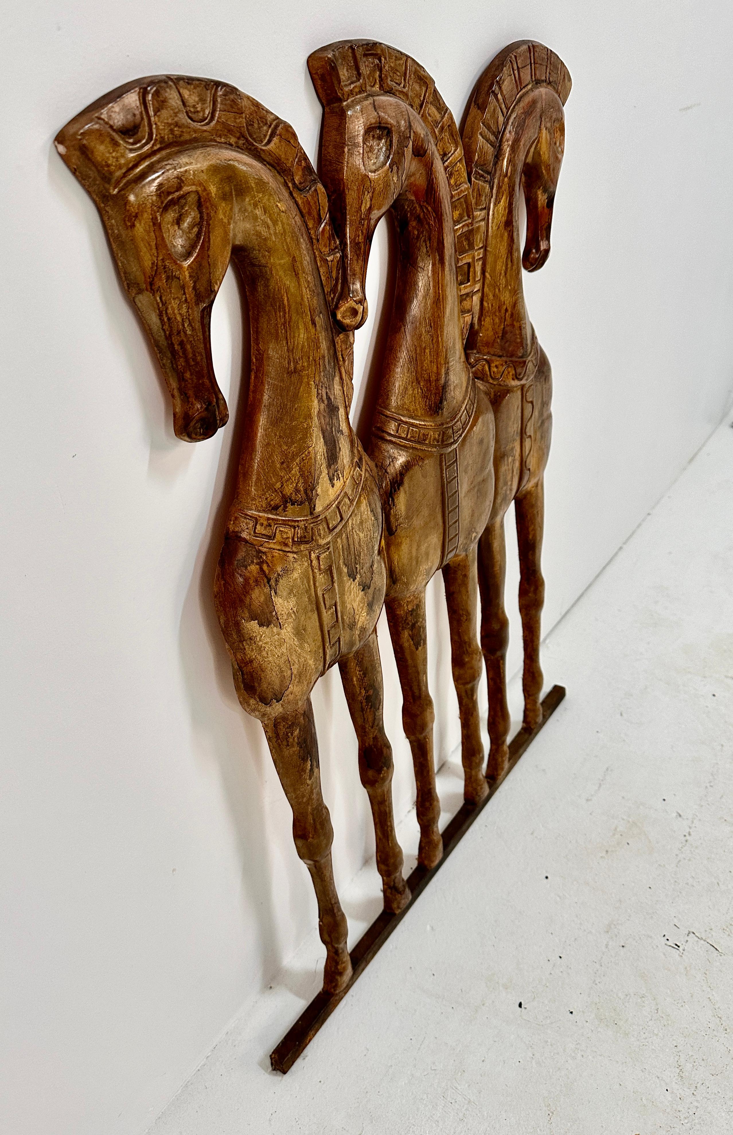 L'un des thèmes emblématiques de Weinberg, les chevaux étrusques classiques, sont représentés sur cette sculpture murale. En composition fixée à une barre d'acier au niveau des pieds, et  avec la finition en faux bois d'origine. En très bon état.