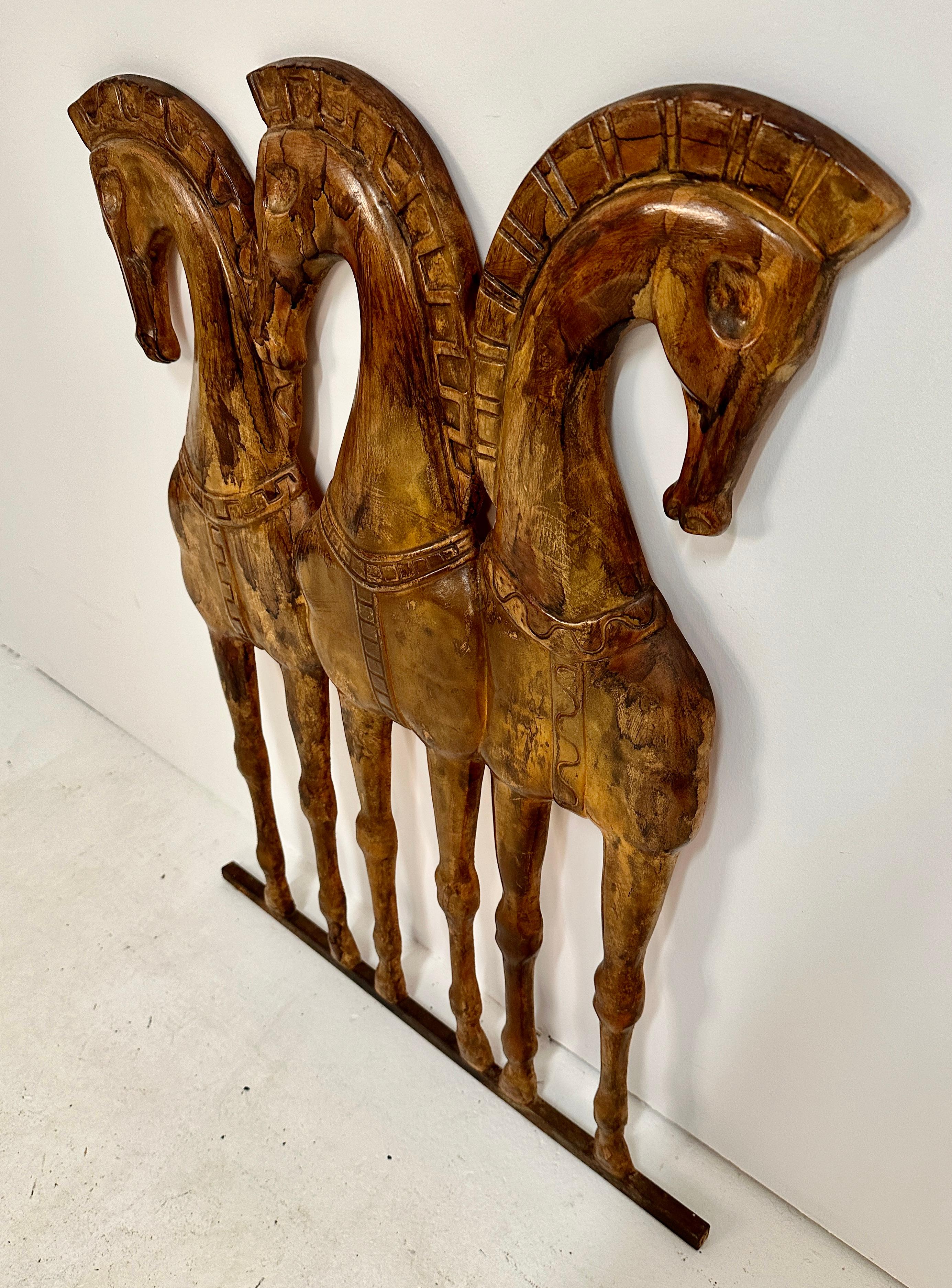 Mid-Century Modern Sculpture murale de Frederic Weinberg représentant des chevaux étrusques, USA c 1950. en vente