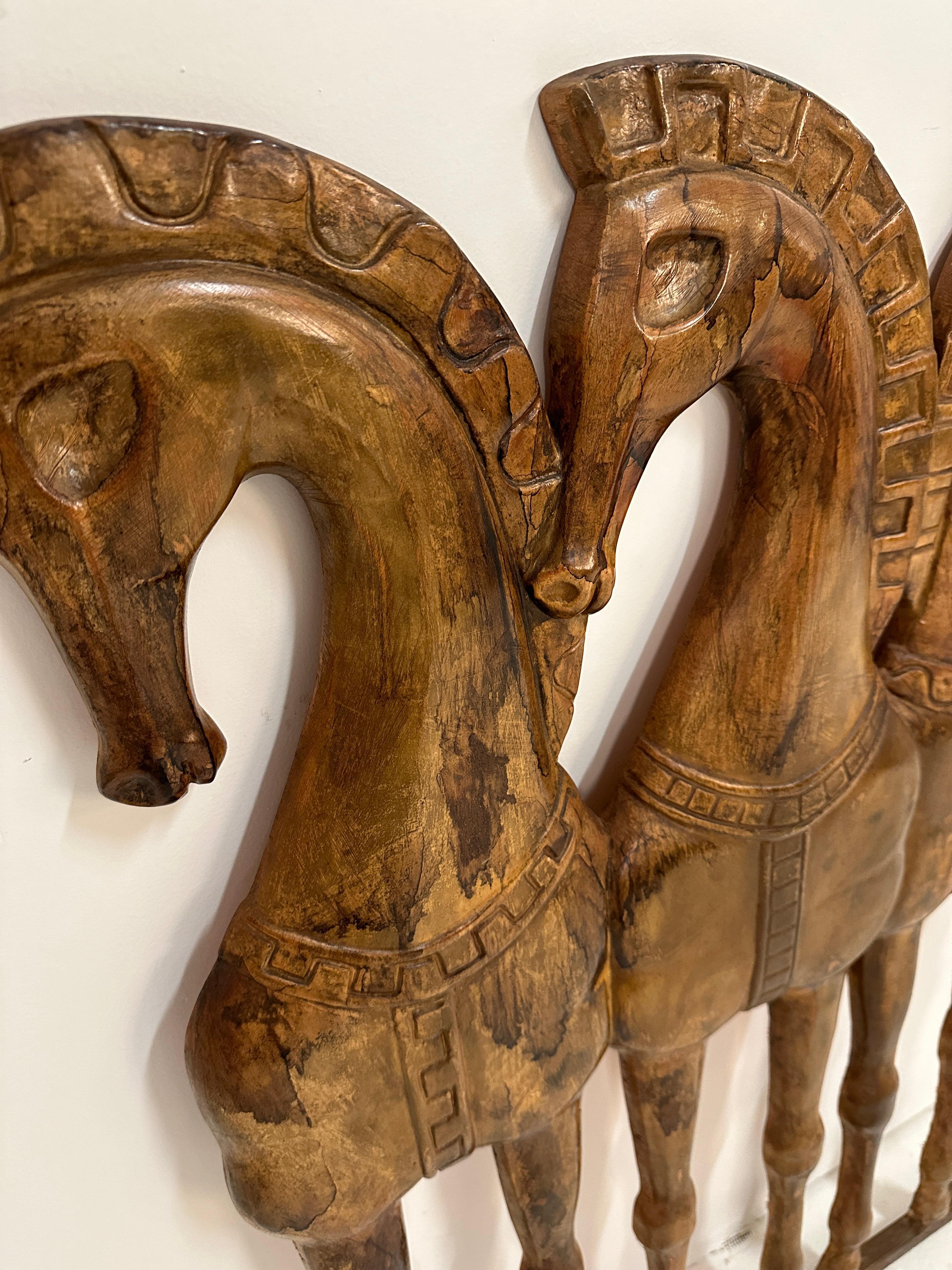 Sculpture murale de Frederic Weinberg représentant des chevaux étrusques, USA c 1950. Bon état - En vente à Norwalk, CT