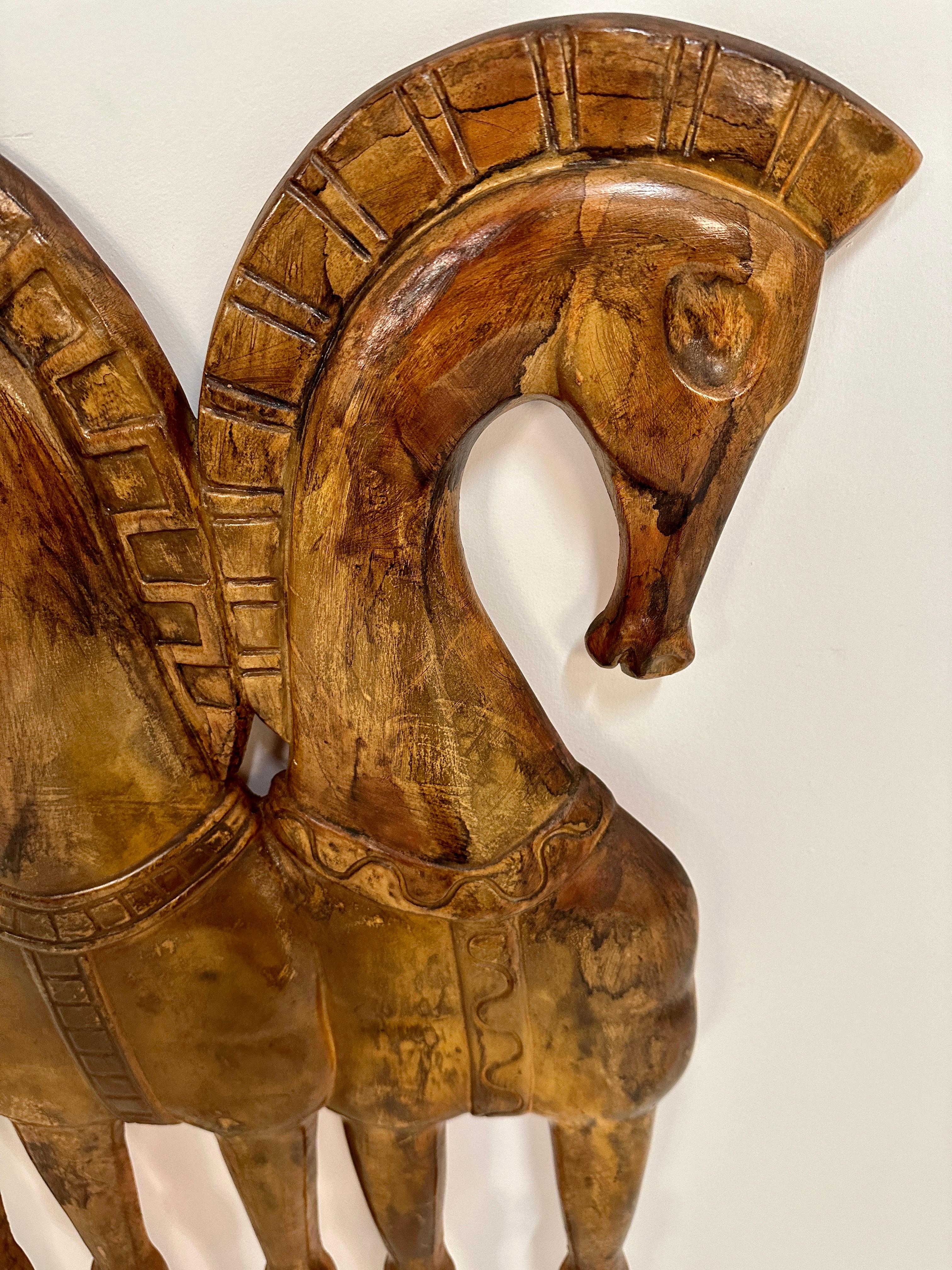 Milieu du XXe siècle Sculpture murale de Frederic Weinberg représentant des chevaux étrusques, USA c 1950. en vente