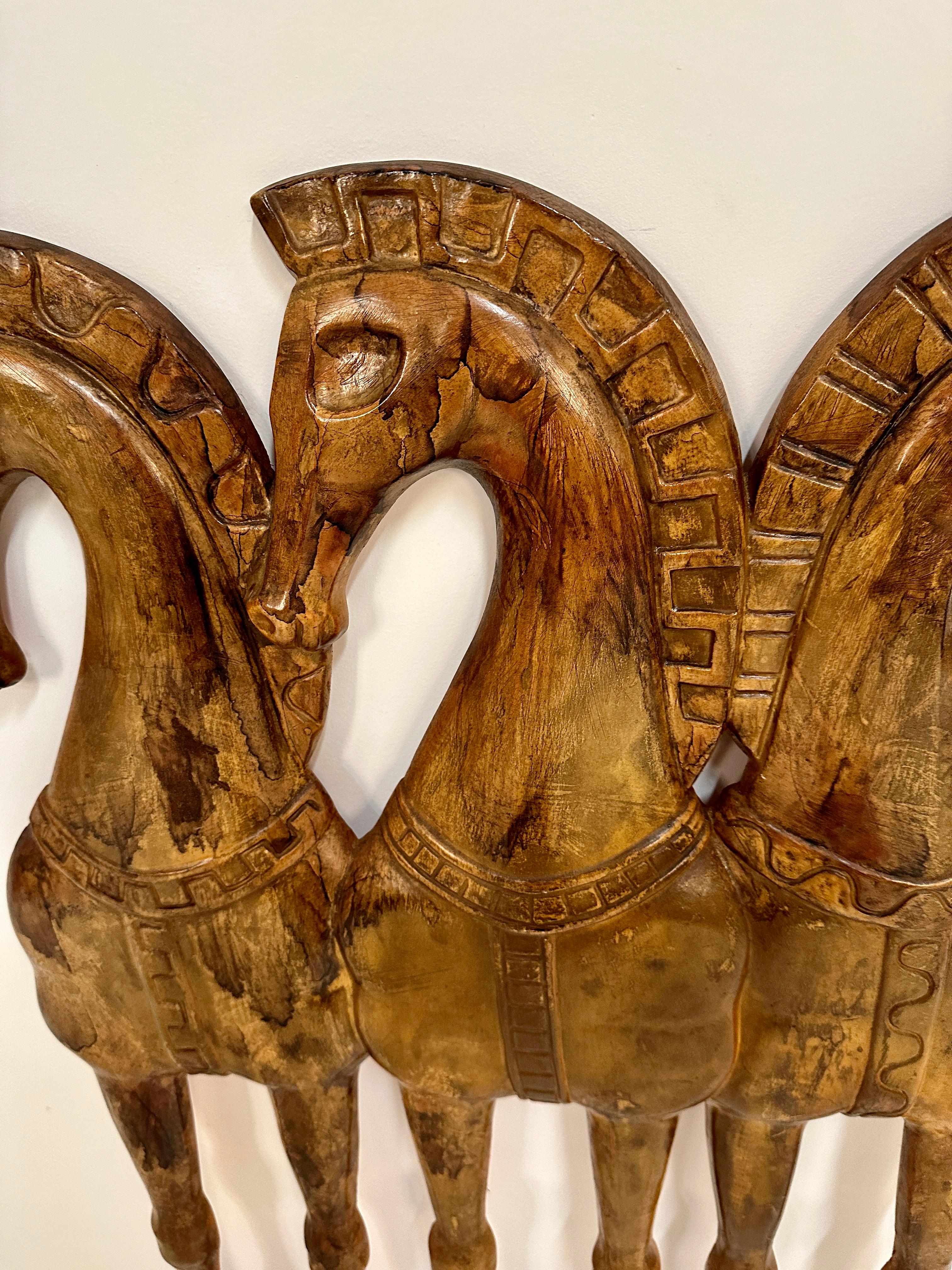 Résine Sculpture murale de Frederic Weinberg représentant des chevaux étrusques, USA c 1950. en vente