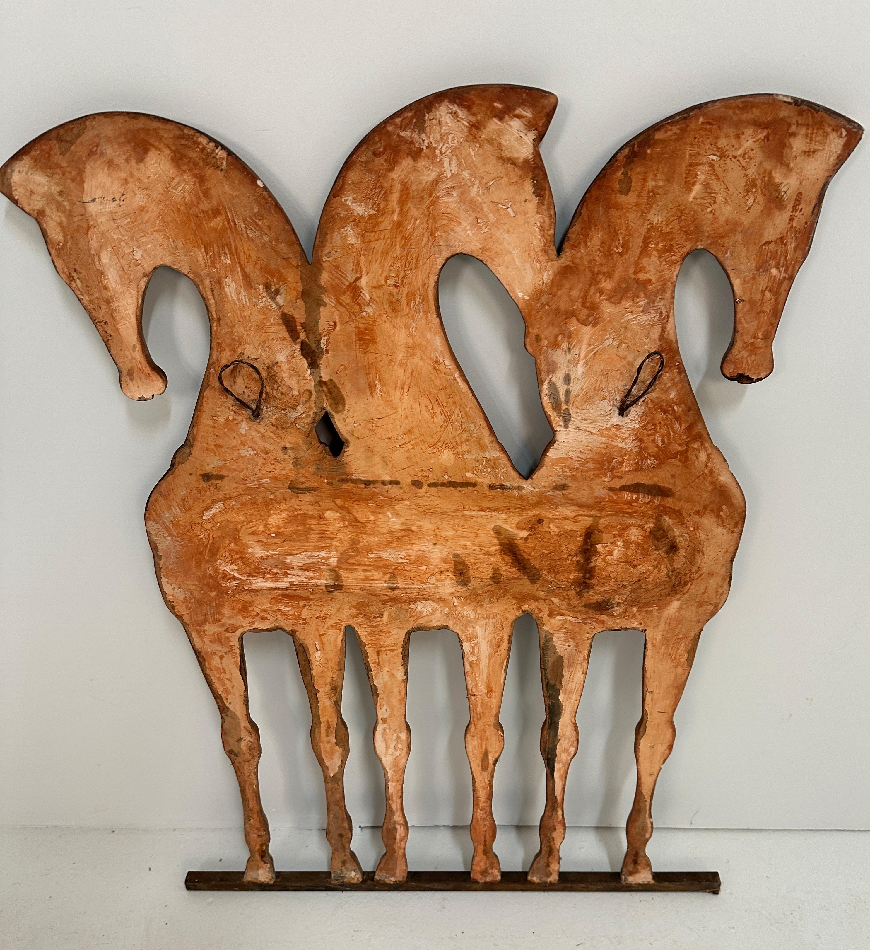 Sculpture murale de Frederic Weinberg représentant des chevaux étrusques, USA c 1950. en vente 2